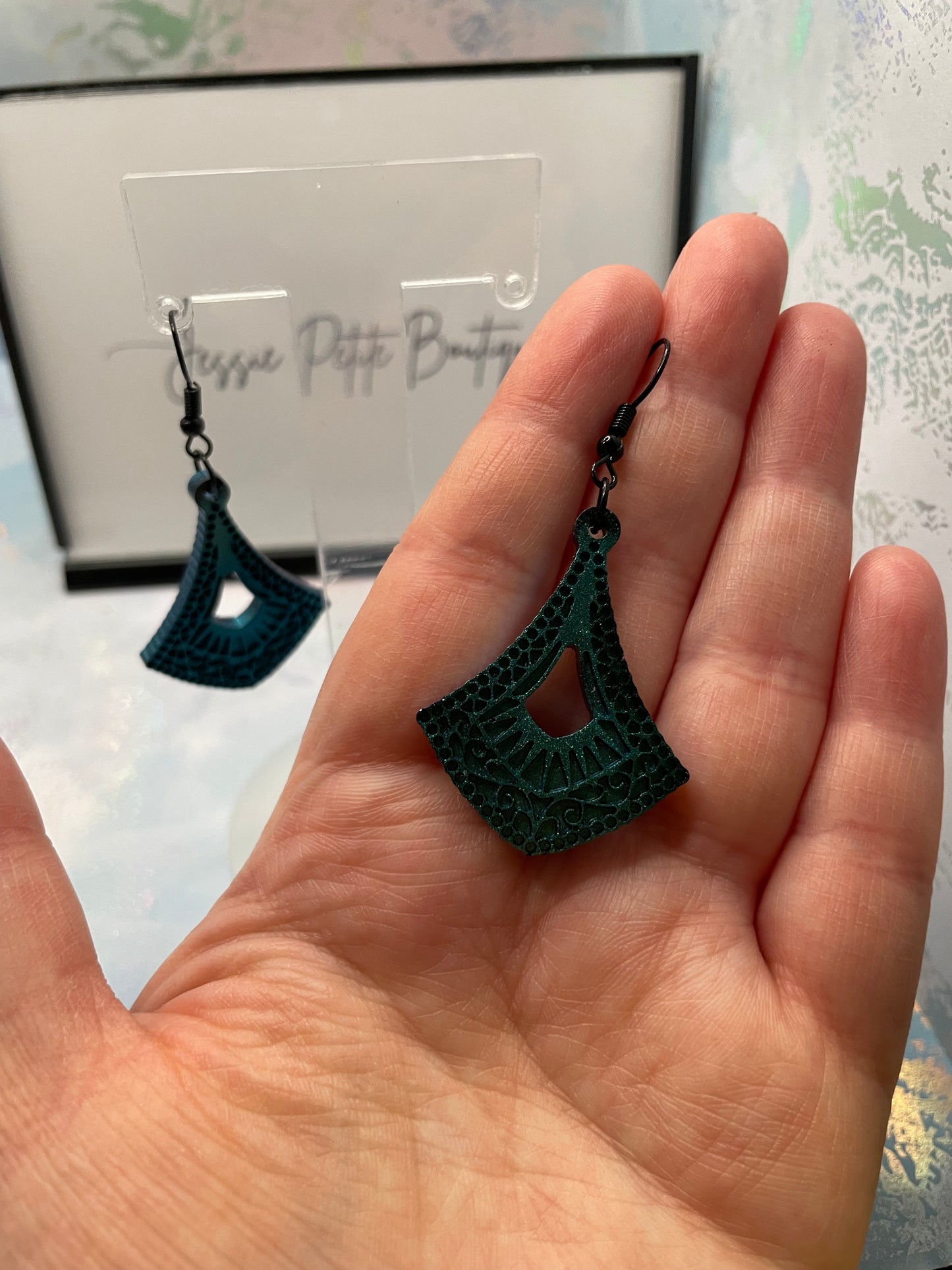 Boucles d'oreilles goutte détaillée verte caméléon