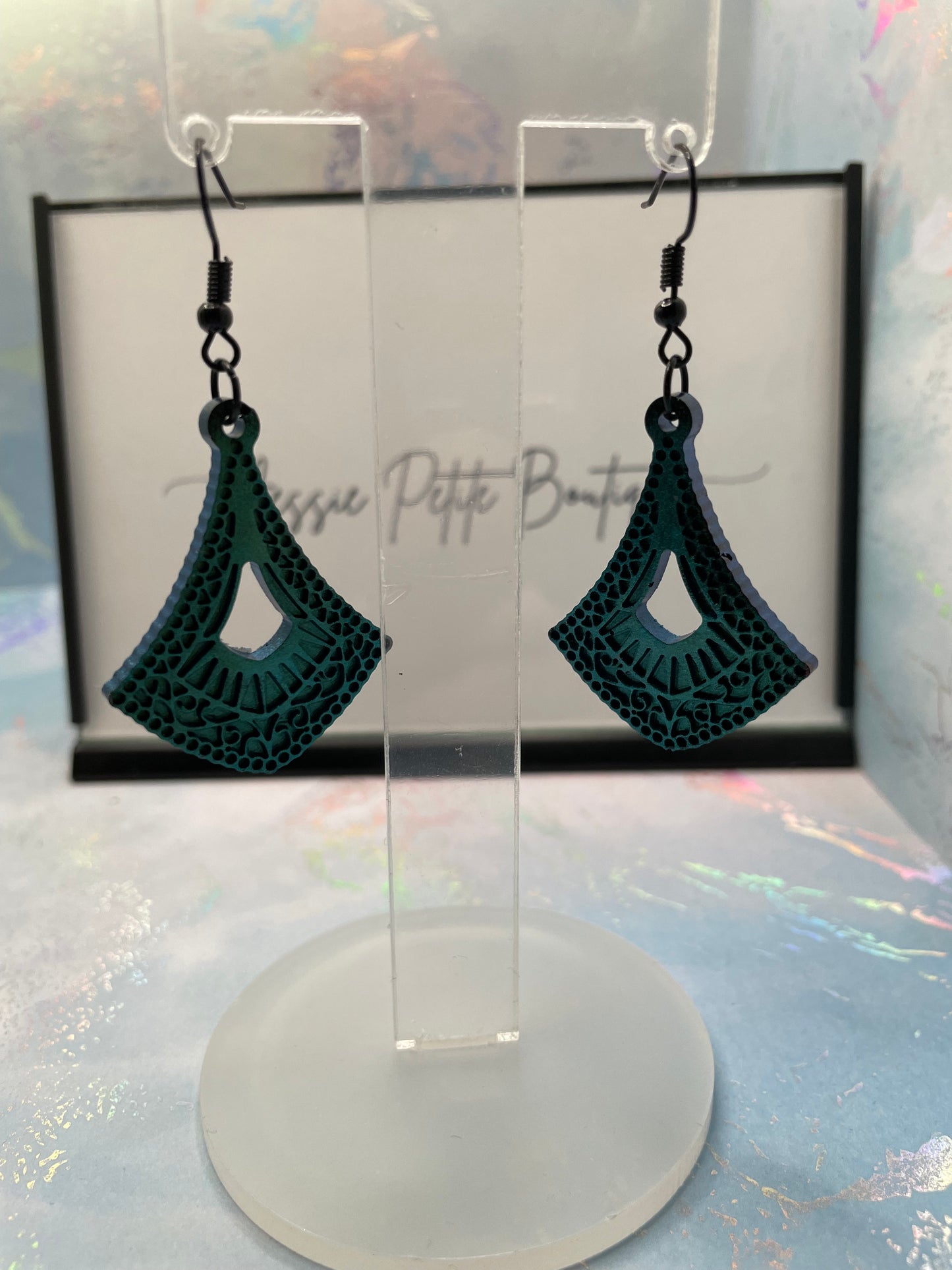 Boucles d'oreilles goutte détaillée verte caméléon