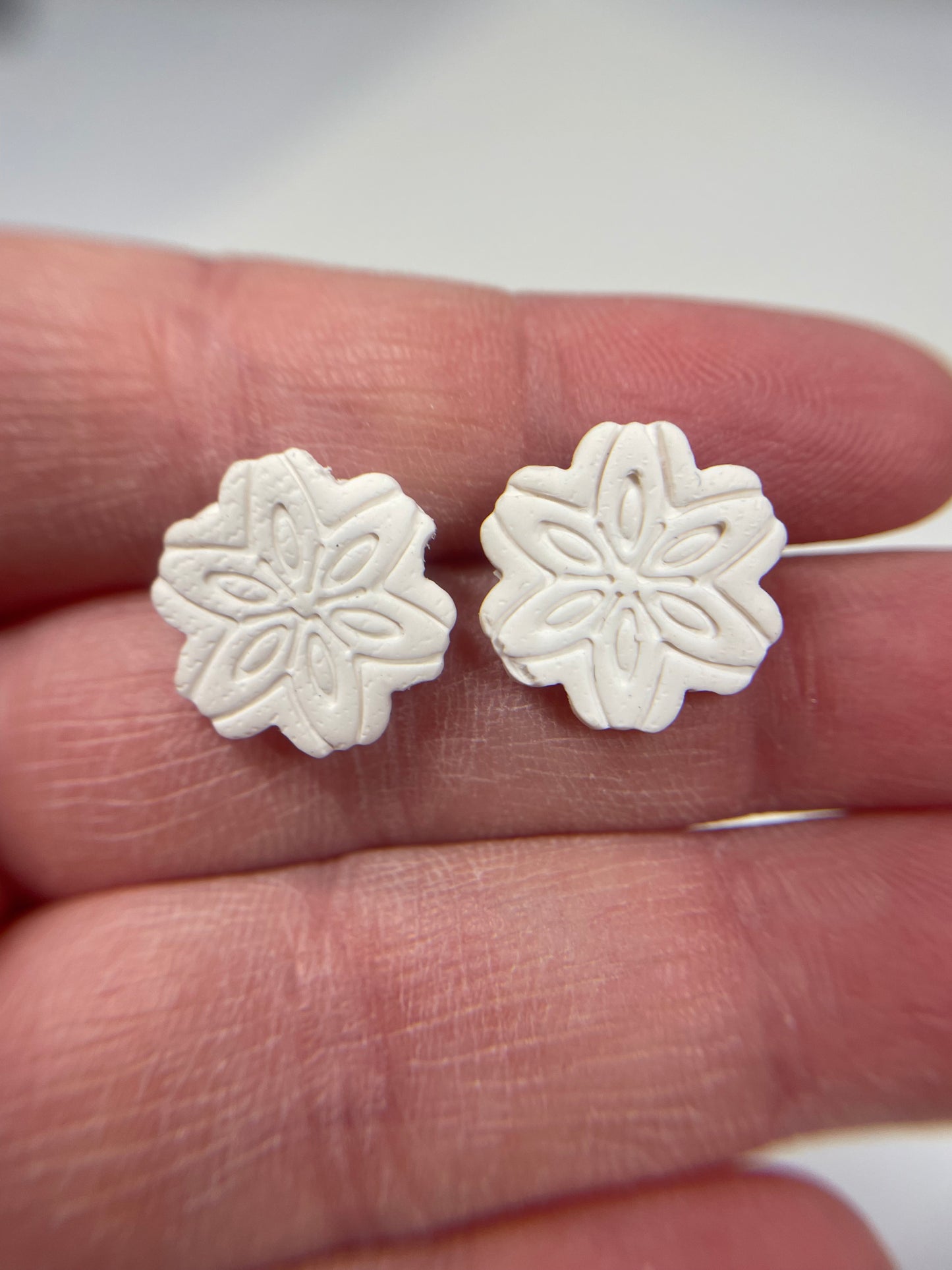Boutons d'oreille Flocon Floral argile blanche-Sans nickel
