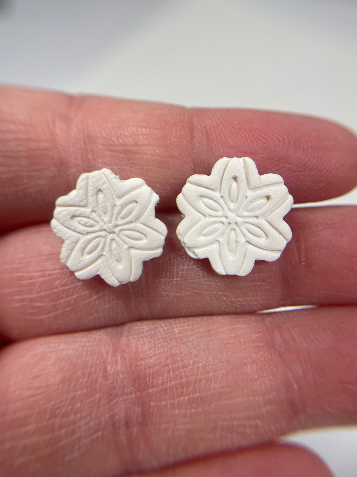 Boutons d'oreille Flocon Floral argile blanche-Sans nickel