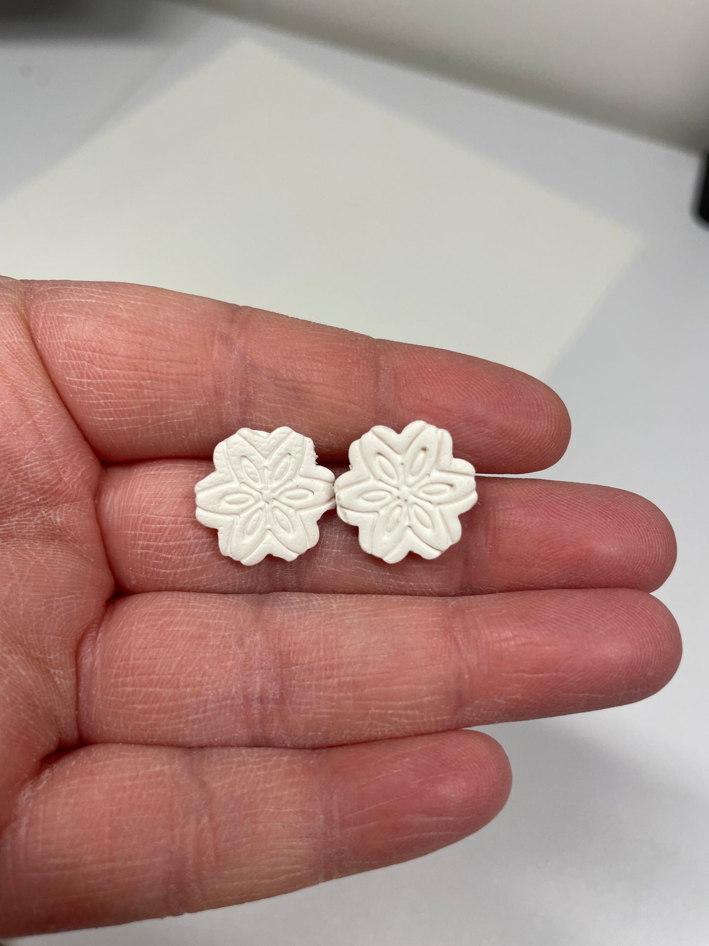 Boutons d'oreille Flocon Floral argile blanche-Sans nickel