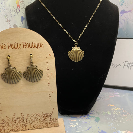 Collier en bronze avec coquillages 23''