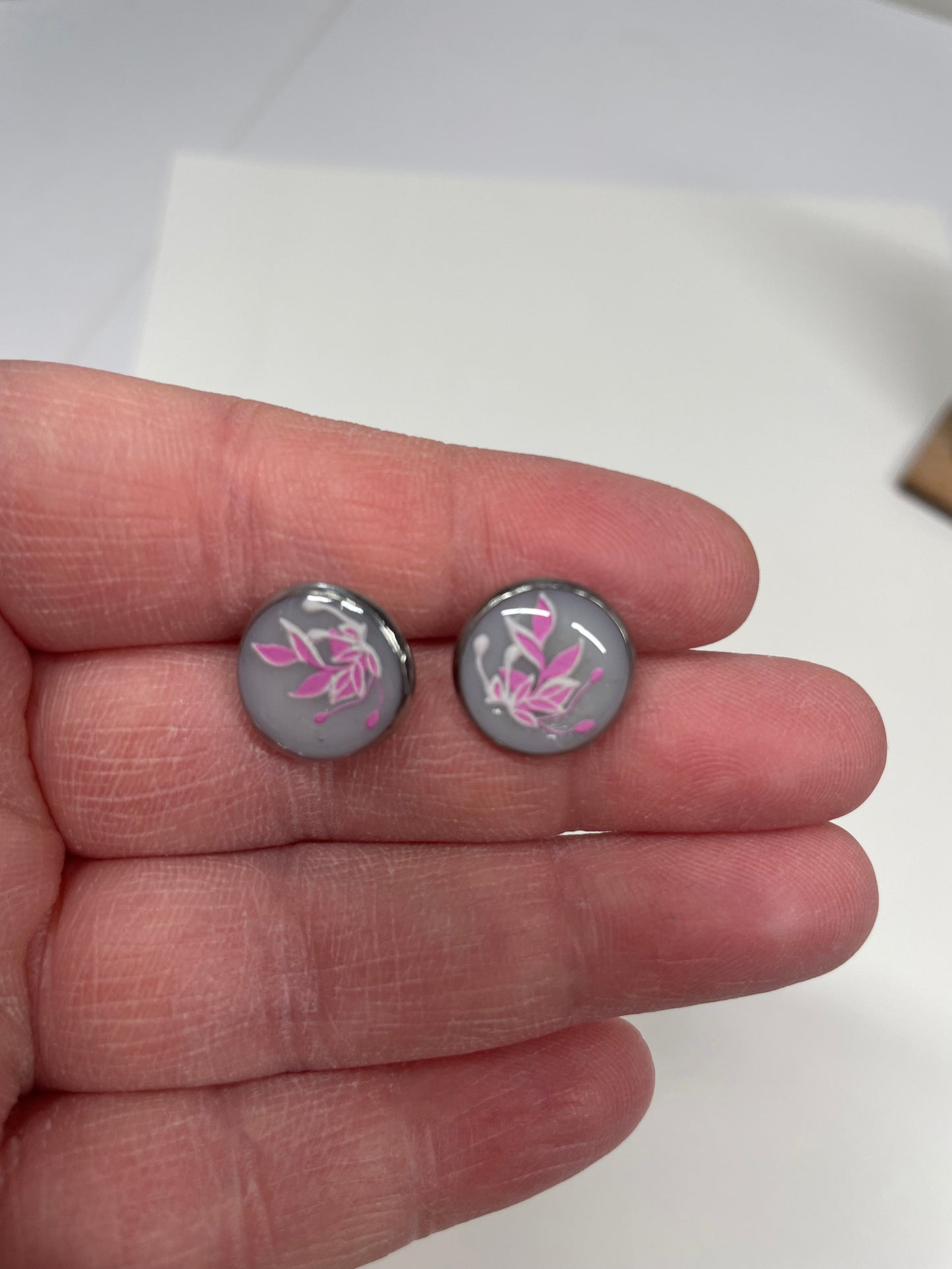Boutons d'oreille floraux rose et gris- Acier Inoxydable
