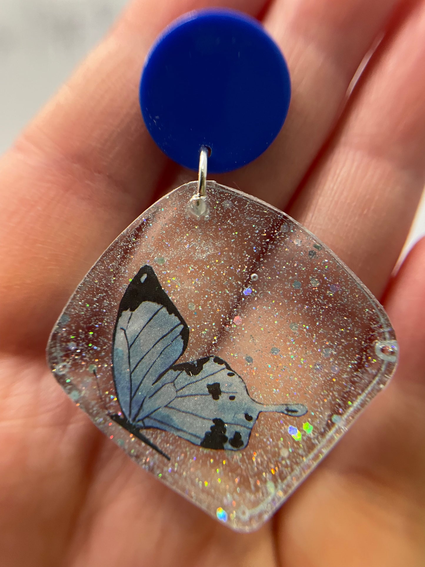Boucles d'oreilles papillon bleu scintillant avec clou bleu – SANS NICKEL