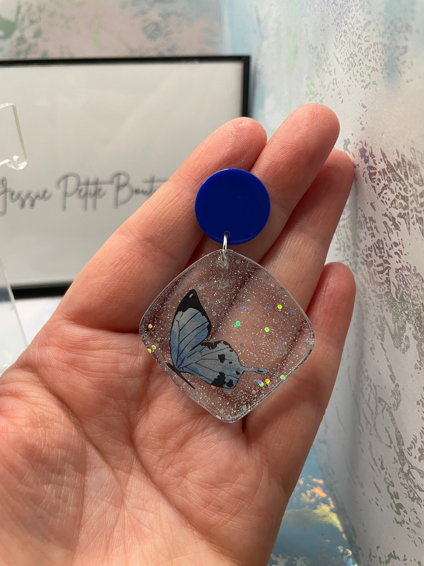 Boucles d'oreilles papillon bleu scintillant avec clou bleu – SANS NICKEL