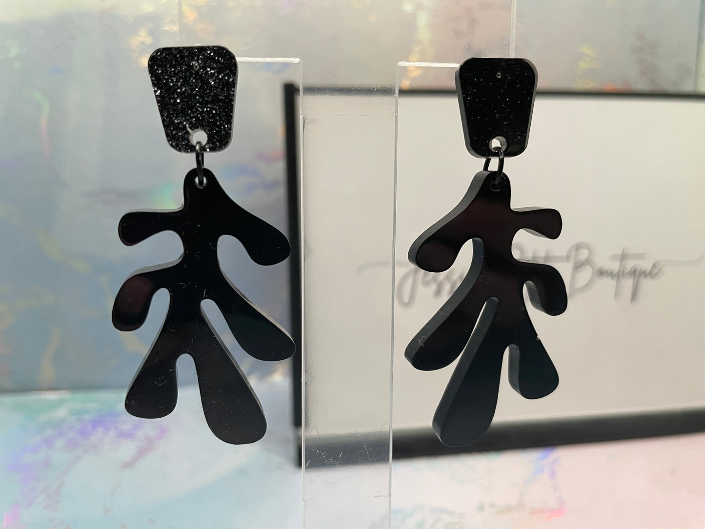 Lea : Boucles d'oreilles noires + clous en acrylique (sans nickel)