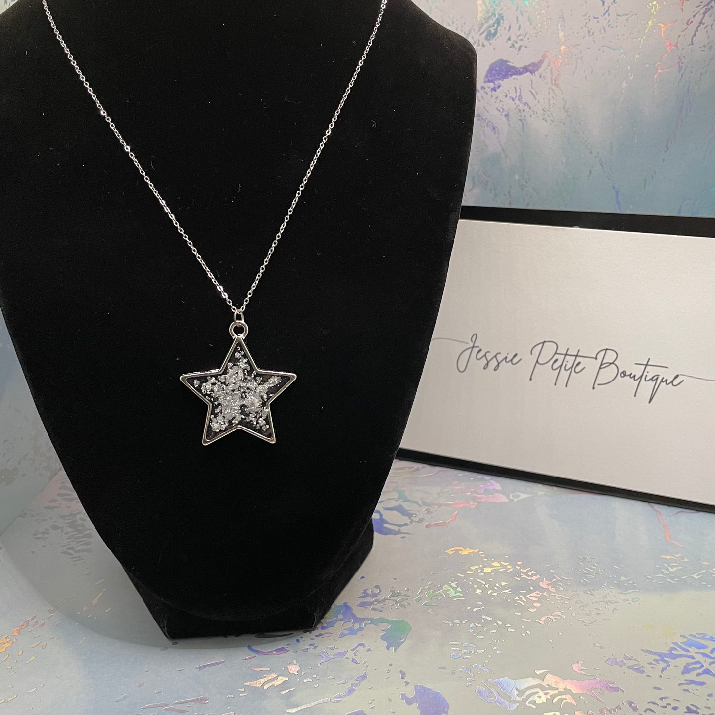 Collier pendentif étoile argentée+ résine noire 27''