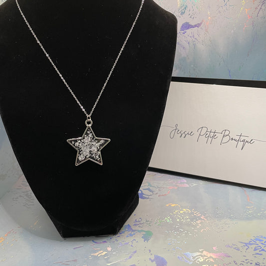 Collier pendentif étoile argentée+ résine noire 27''