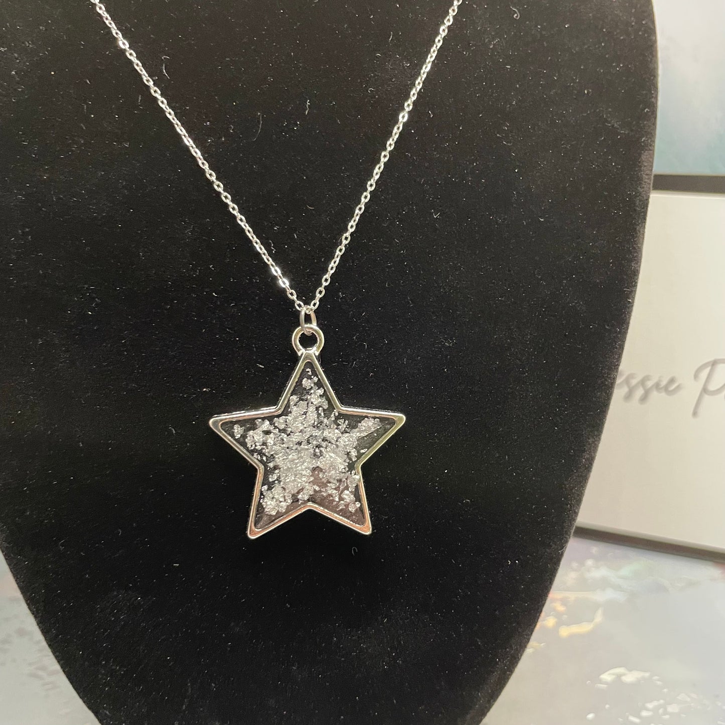 Collier pendentif étoile argentée+ résine noire 27''