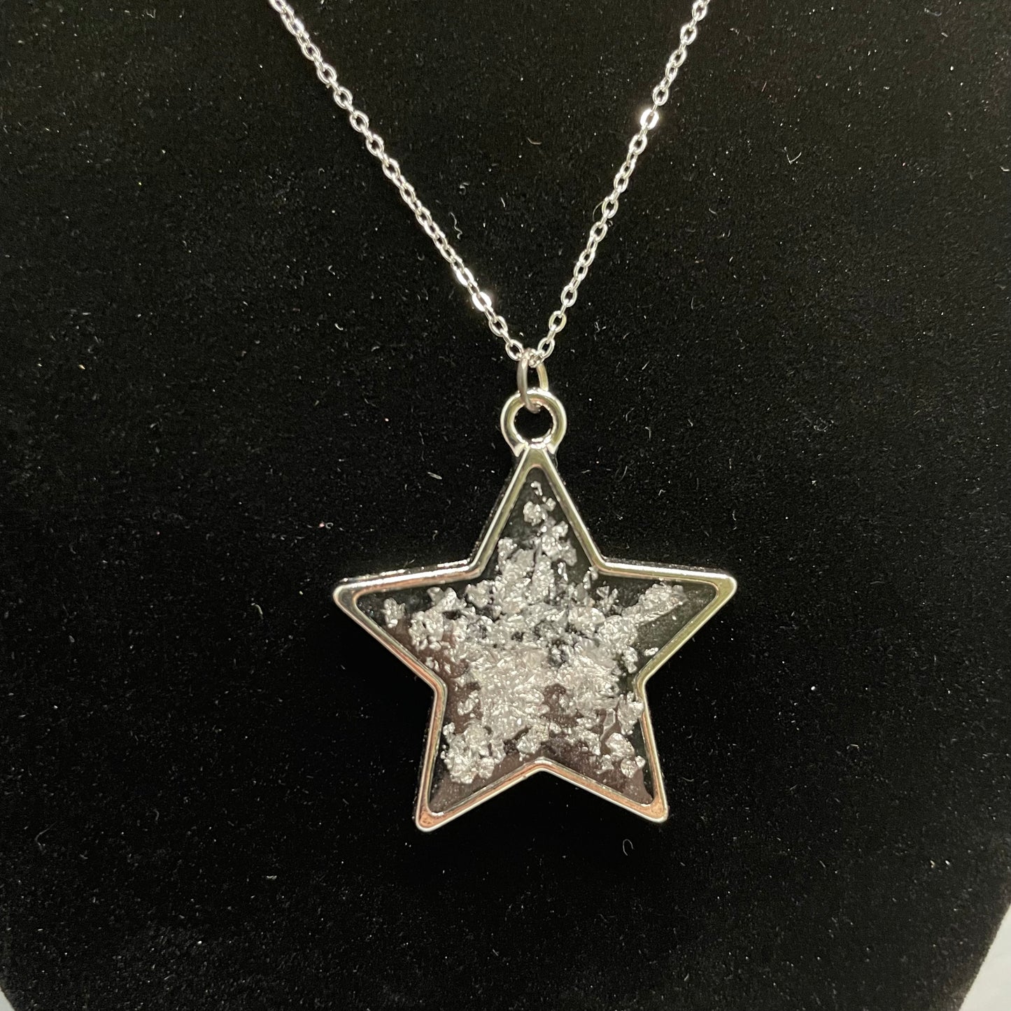 Collier pendentif étoile argentée+ résine noire 27''