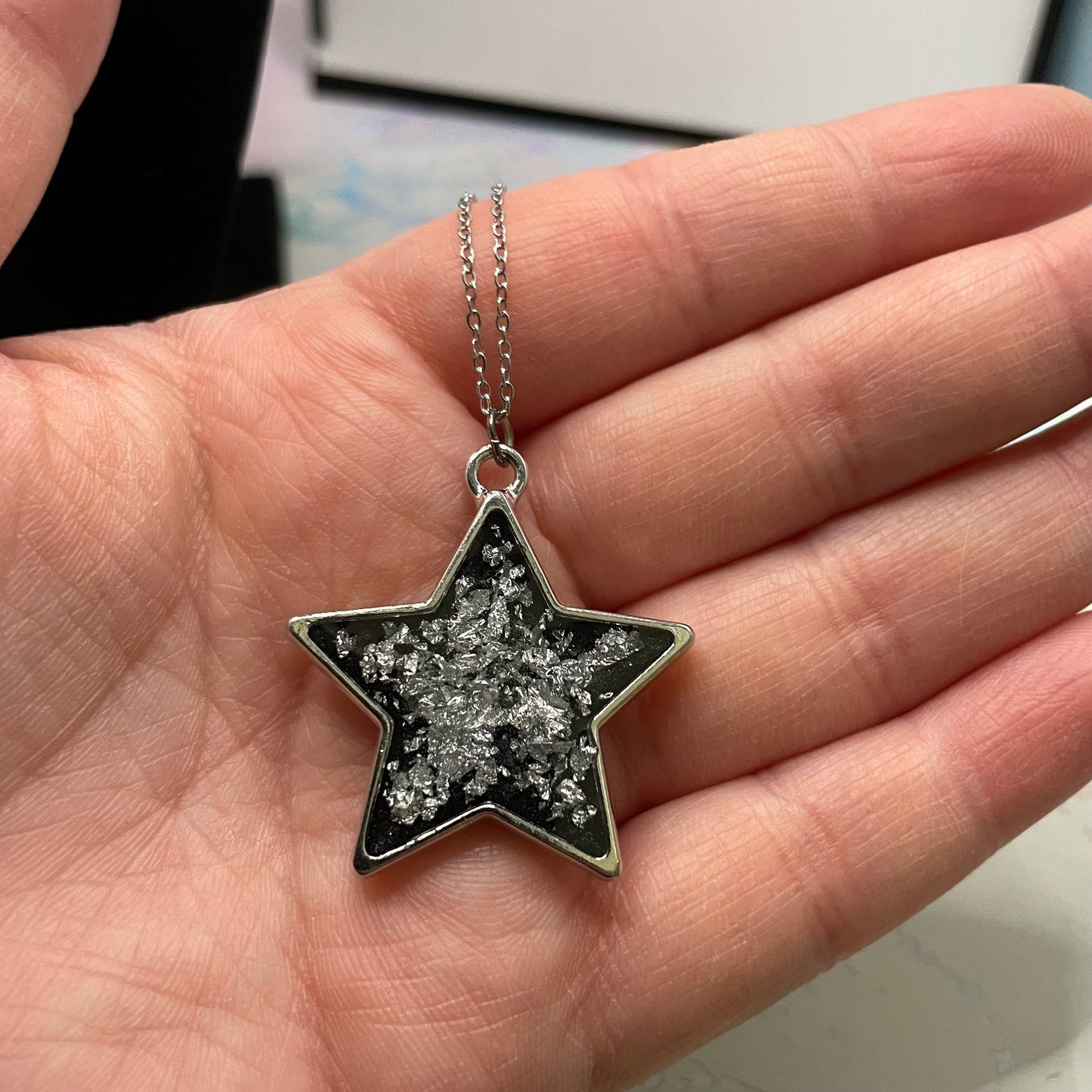 Collier pendentif étoile argentée+ résine noire 27''