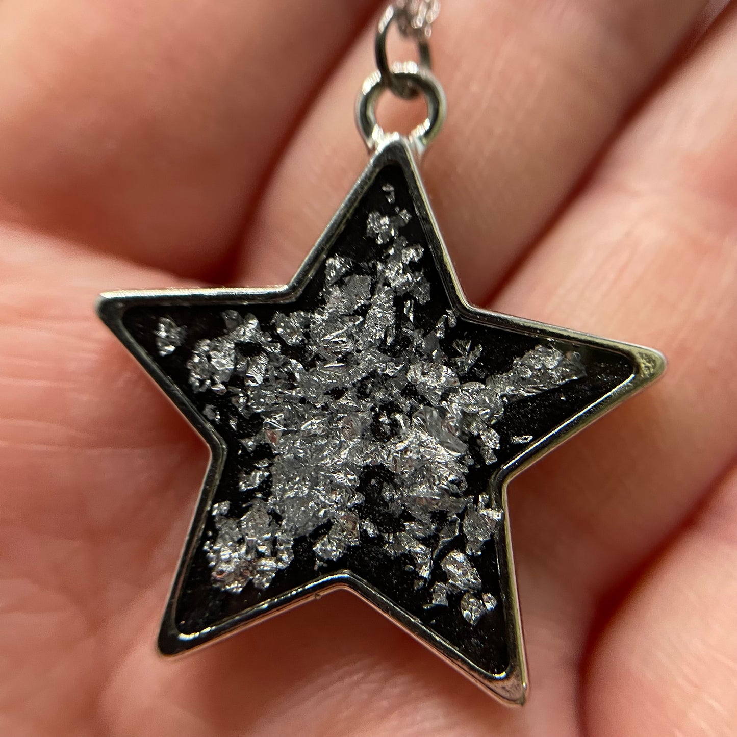 Collier pendentif étoile argentée+ résine noire 27''