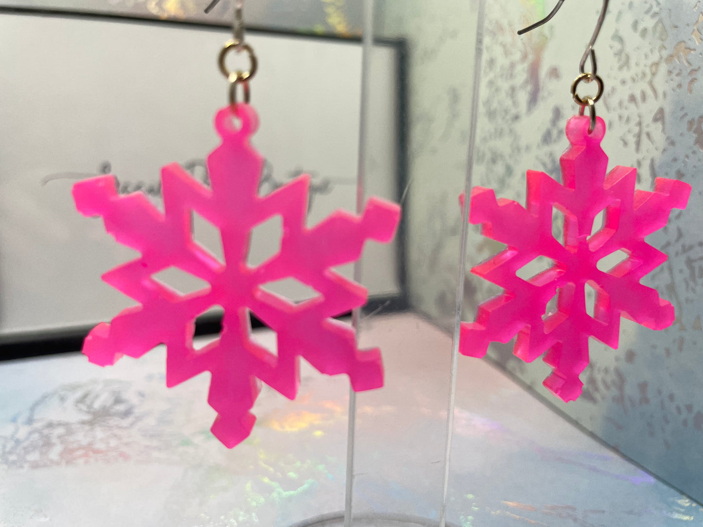 Boucles d'oreilles flocon de neige rose vif phosphorescentes (acier inoxydable)