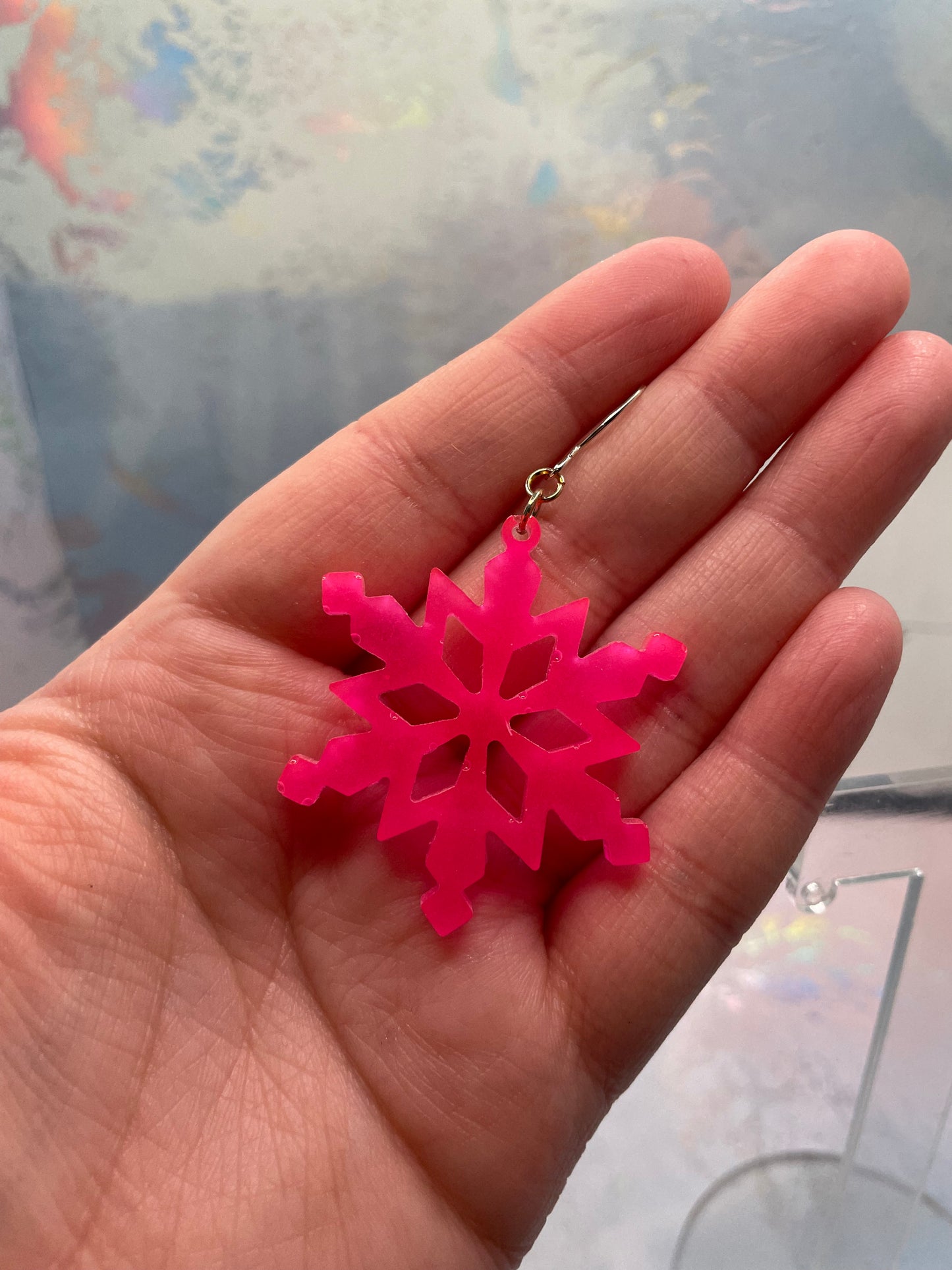 Boucles d'oreilles flocon de neige rose vif phosphorescentes (acier inoxydable)