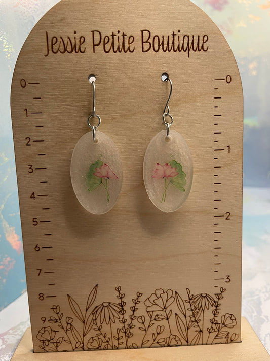 Boucles d'oreilles ovales fleur rose sur fond blanc – Acier inoxydable