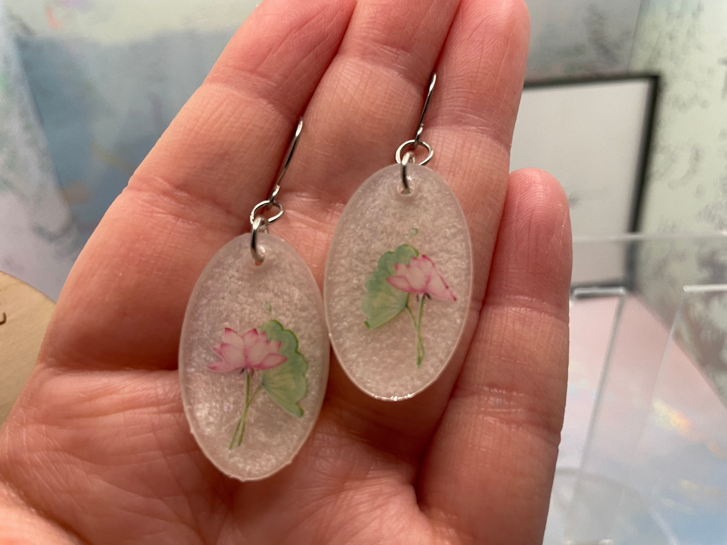 Boucles d'oreilles ovales fleur rose sur fond blanc – Acier inoxydable