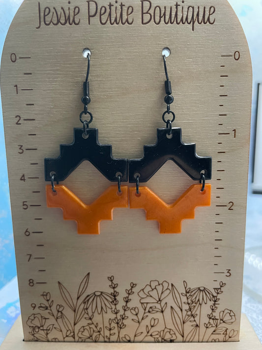 Aztèque : deux demi-boucles d'oreilles noires et oranges