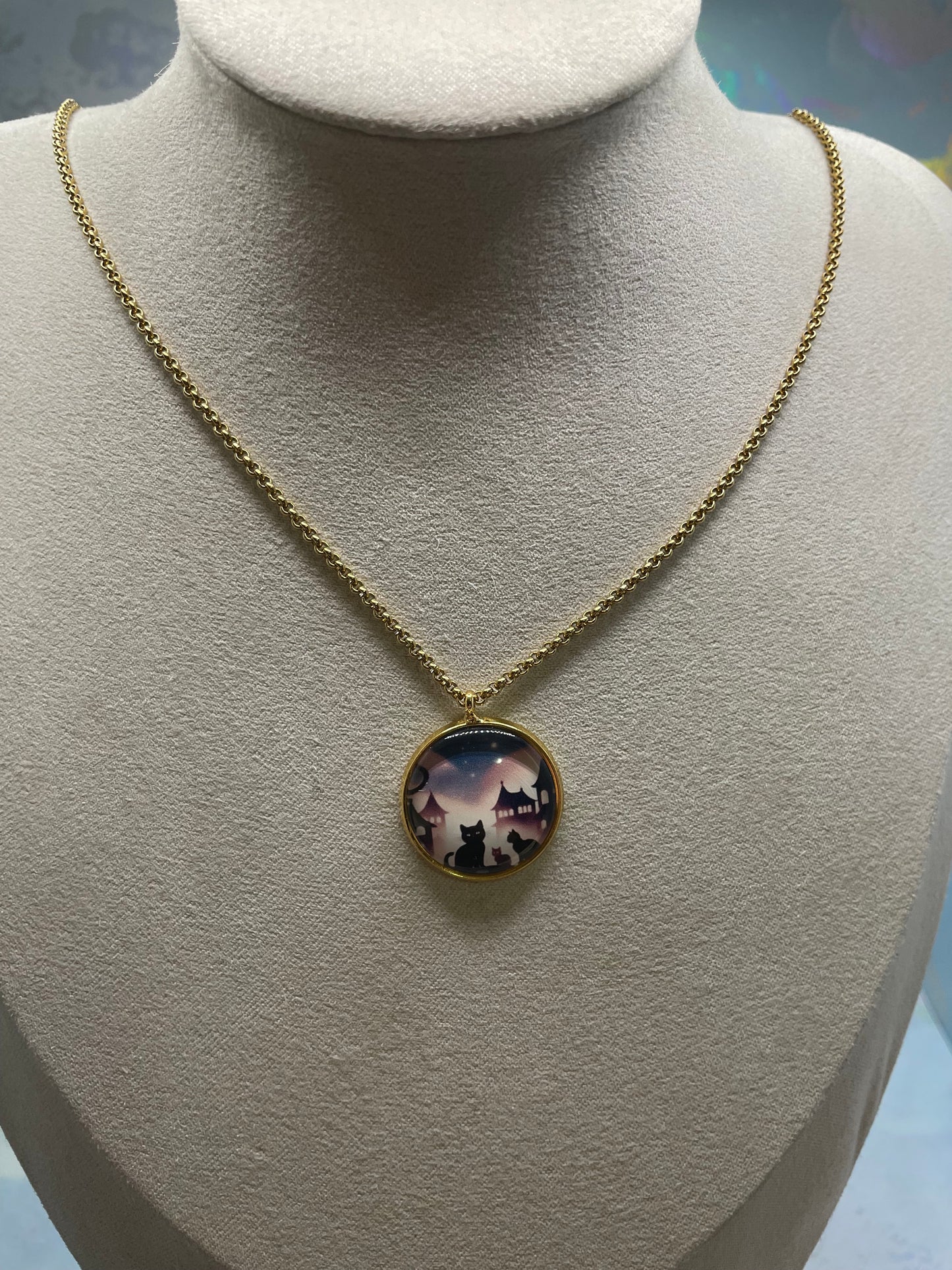 Collier Silhouette de Chat Noir (Cabochon Doré)