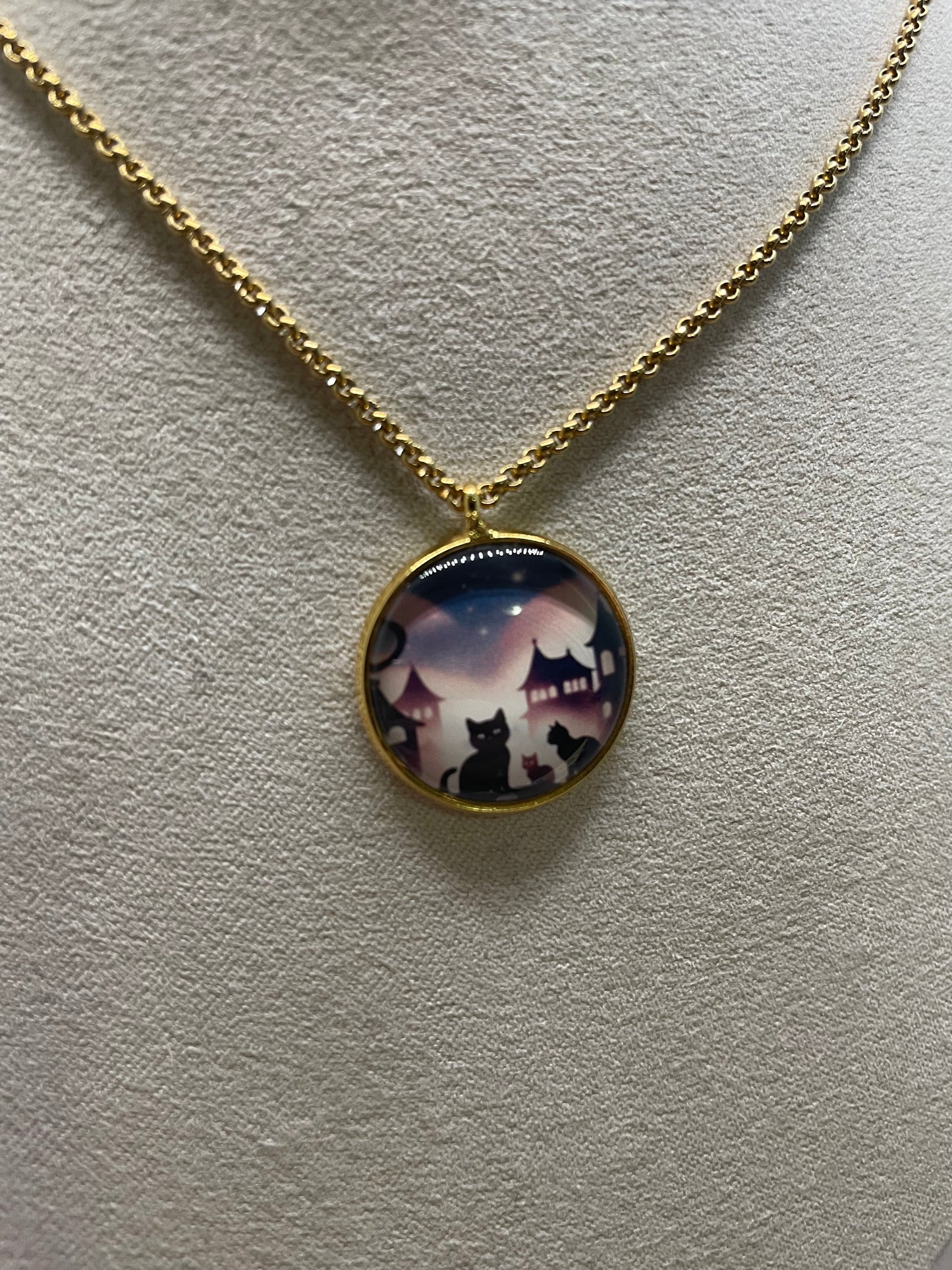Collier Silhouette de Chat Noir (Cabochon Doré)