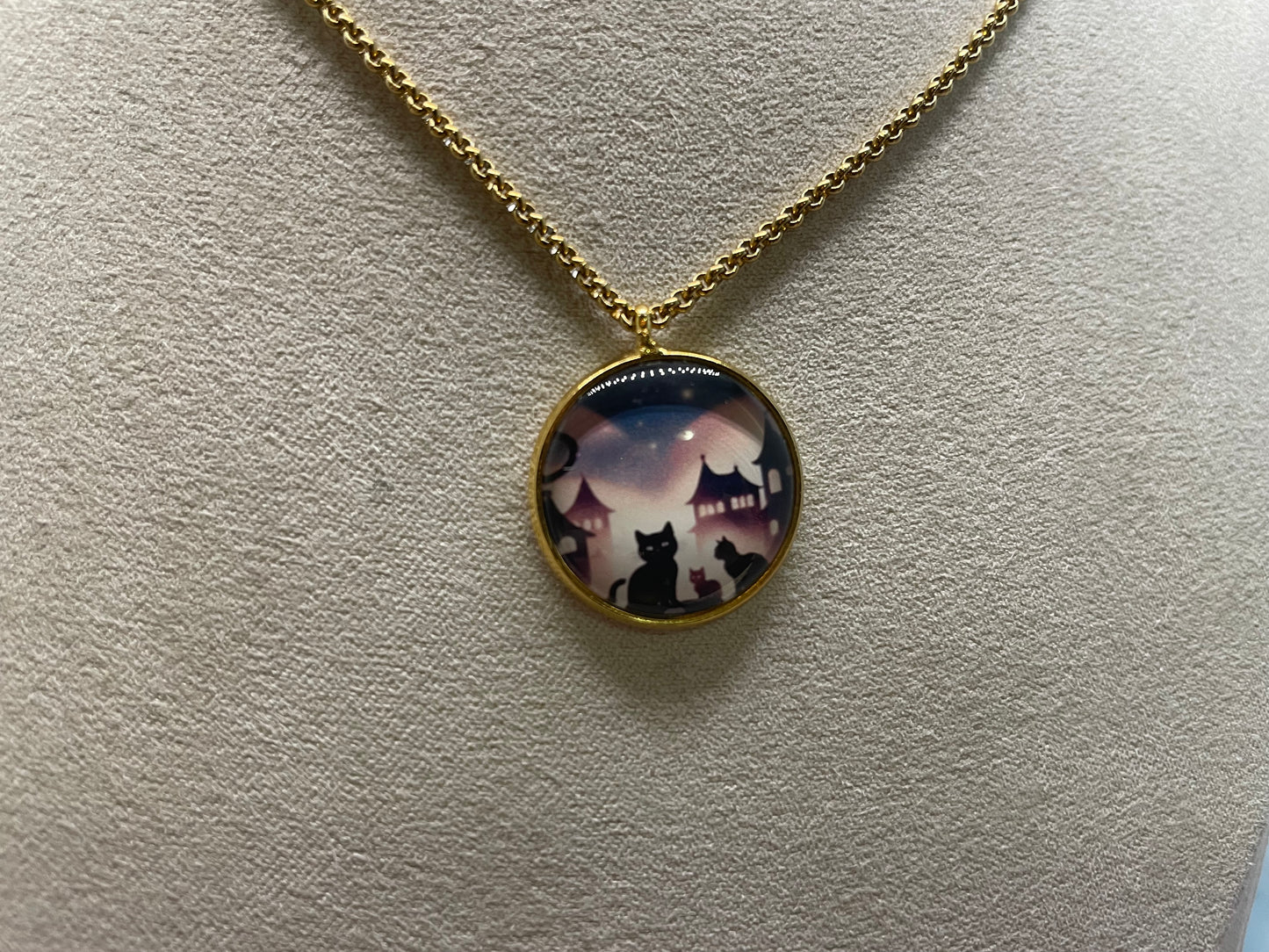 Collier Silhouette de Chat Noir (Cabochon Doré)
