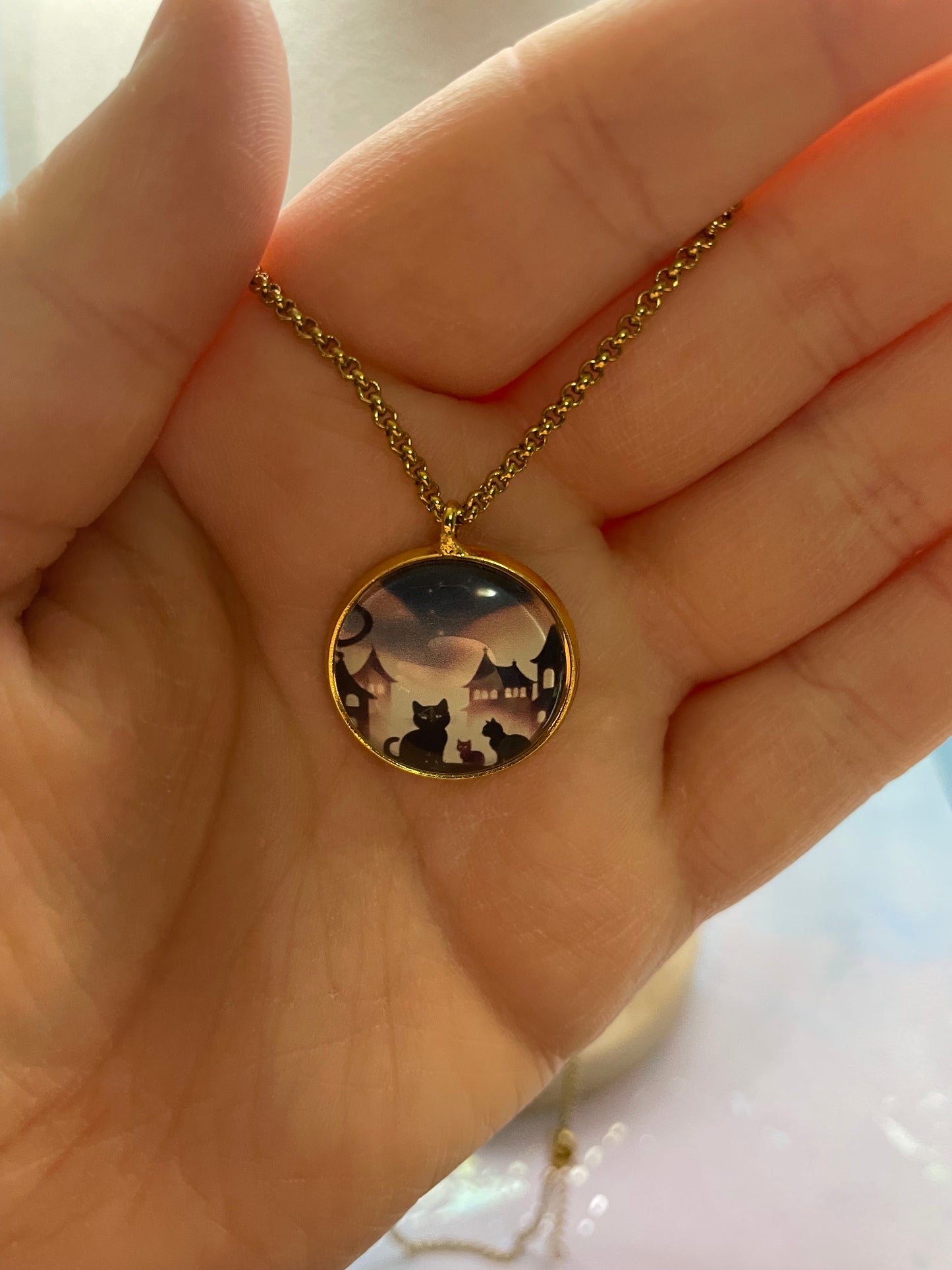 Collier Silhouette de Chat Noir (Cabochon Doré)