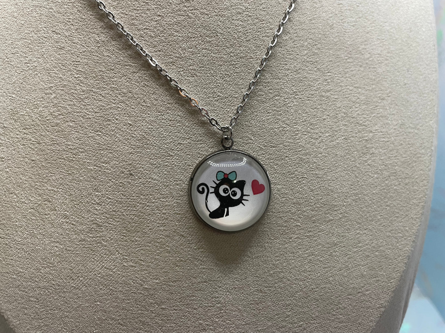 Collier Chat Noir avec Cœur (Fini Argenté)Acier Inoxydable+Sans Nickel