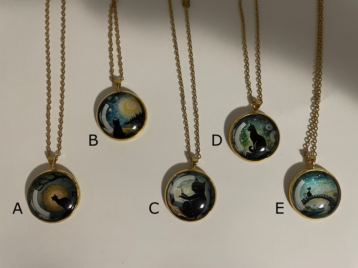 Collier Chat Scène Mystique (Fini Doré) 
