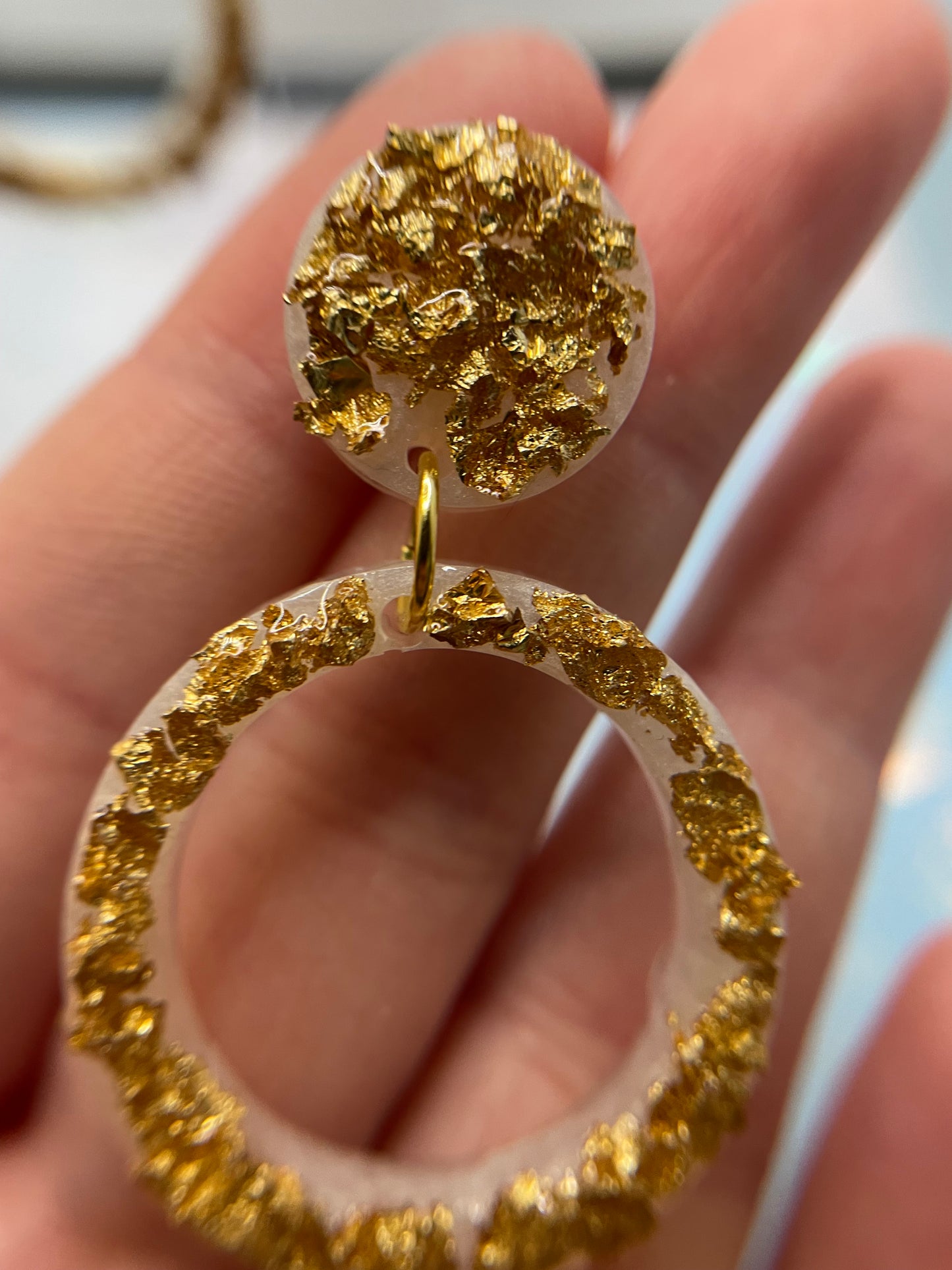 Boucles d'oreilles cercle blanc avec feuille d'or - Sans nickel