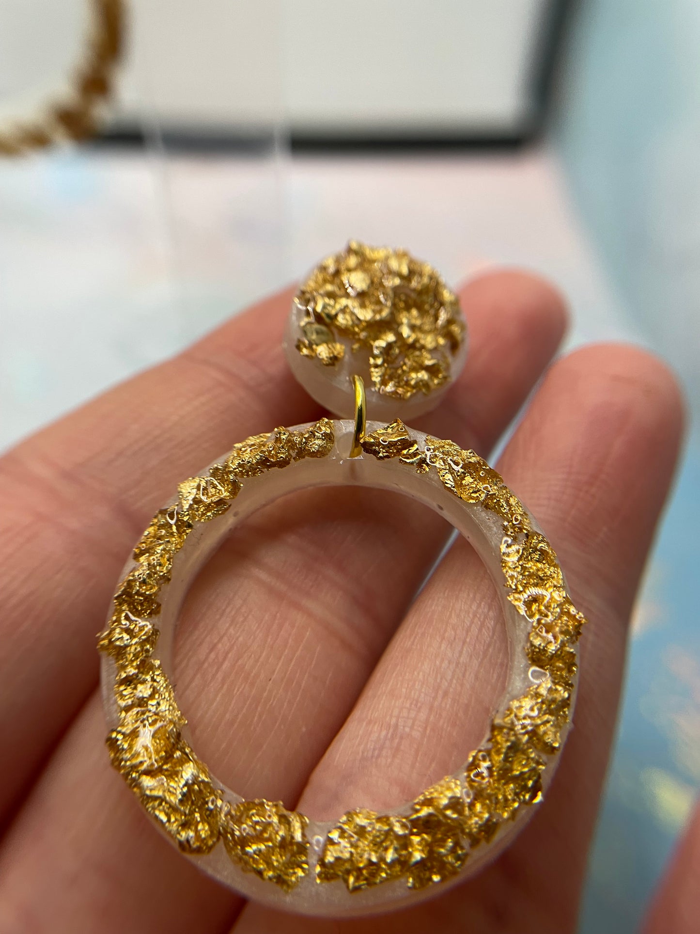 Boucles d'oreilles cercle blanc avec feuille d'or - Sans nickel