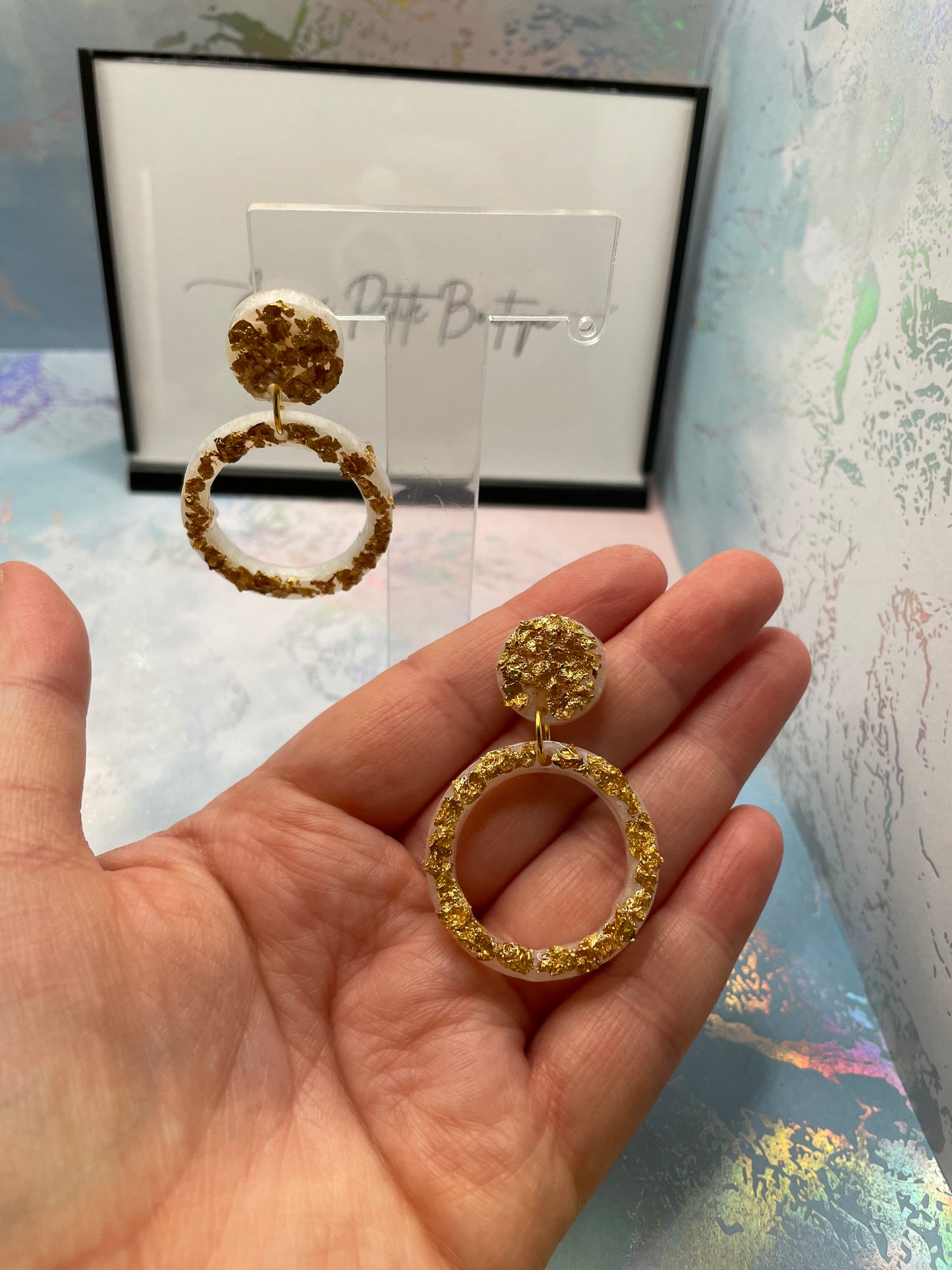 Boucles d'oreilles cercle blanc avec feuille d'or - Sans nickel