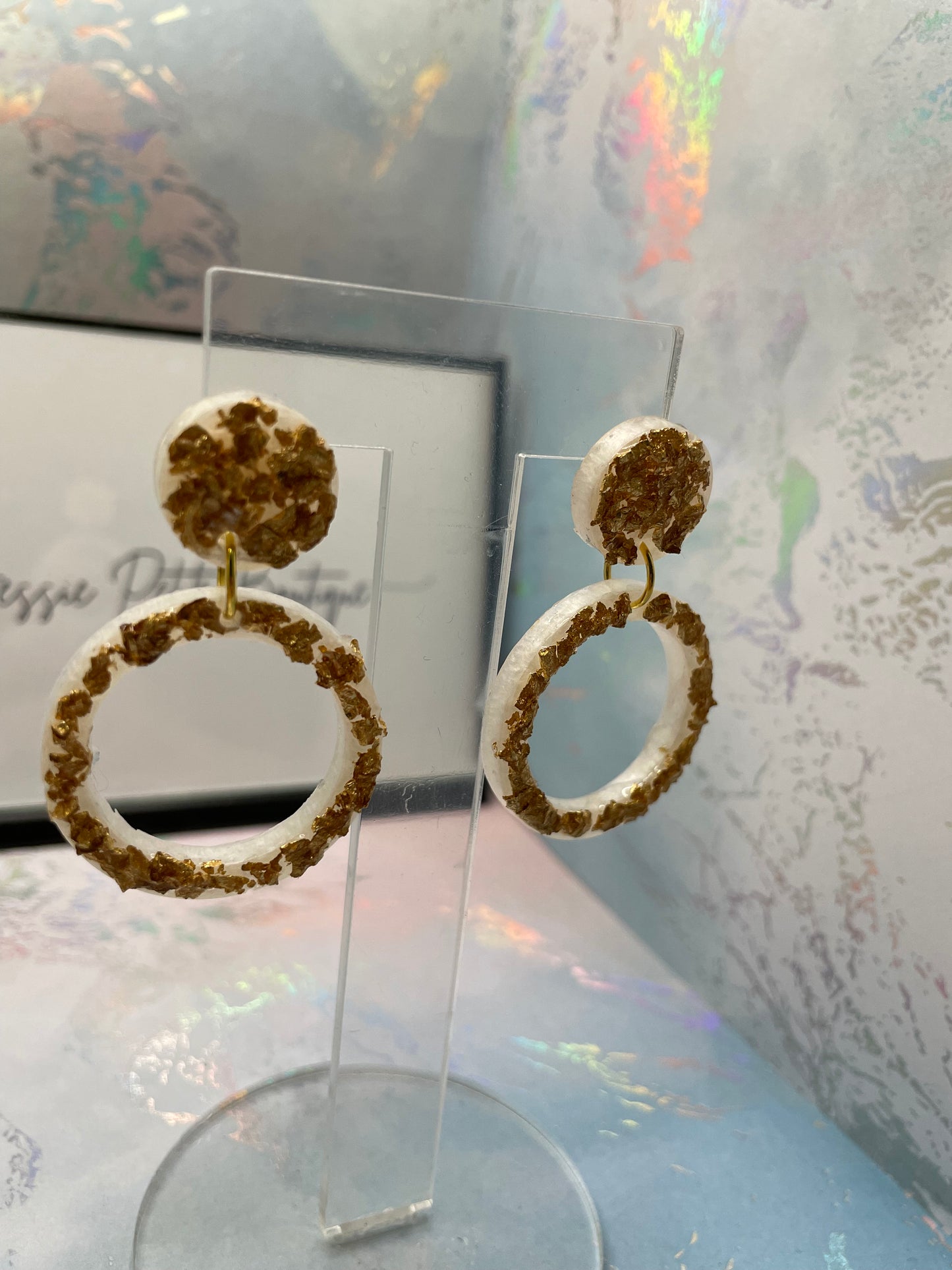 Boucles d'oreilles cercle blanc avec feuille d'or - Sans nickel