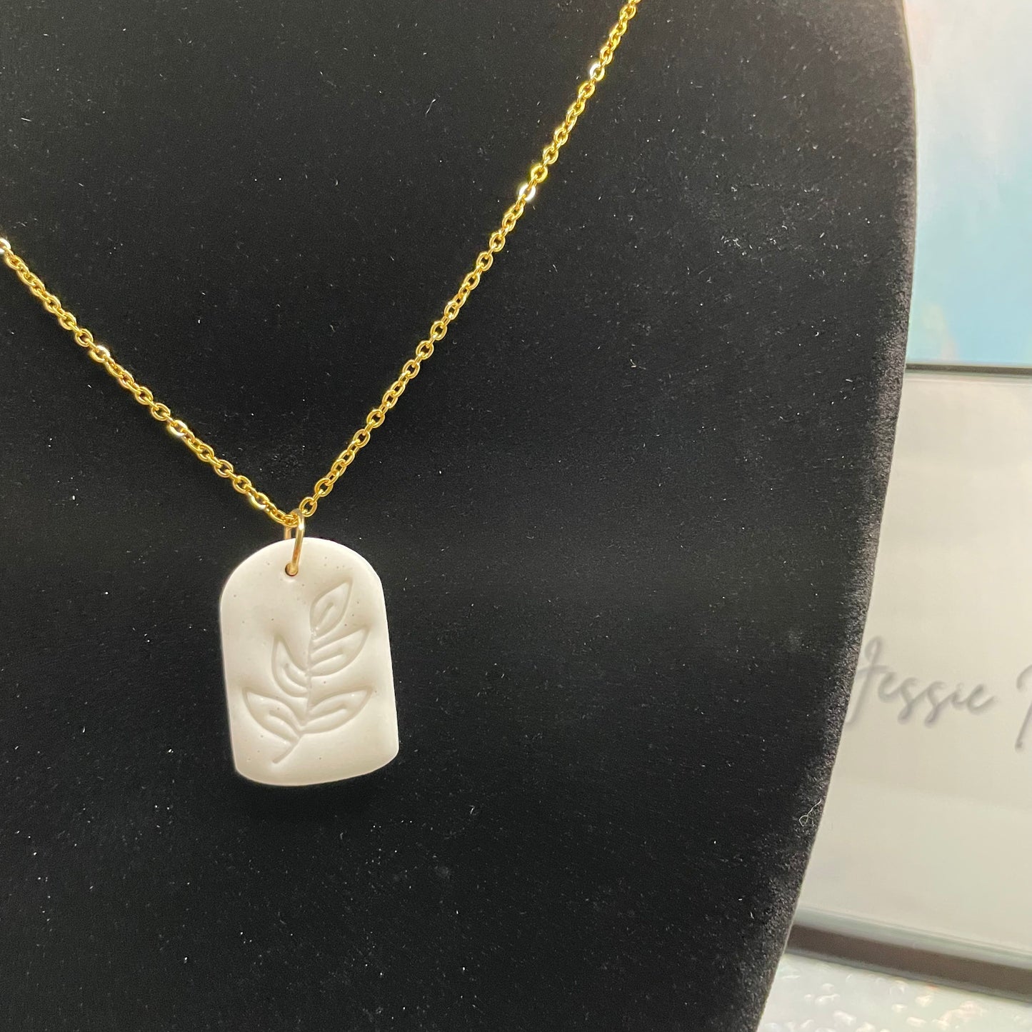 Collier pendentif blanc avec empreinte floral - 22''