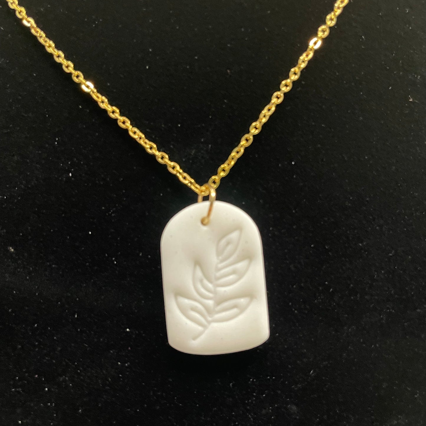 Collier pendentif blanc avec empreinte floral - 22''