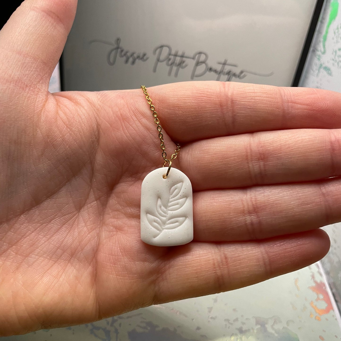 Collier pendentif blanc avec empreinte floral - 22''