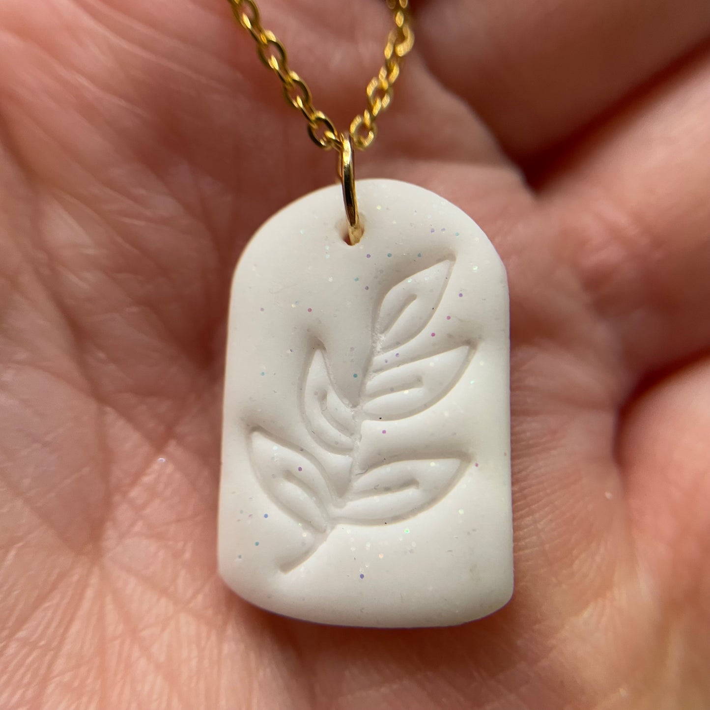 Collier pendentif blanc avec empreinte floral - 22''