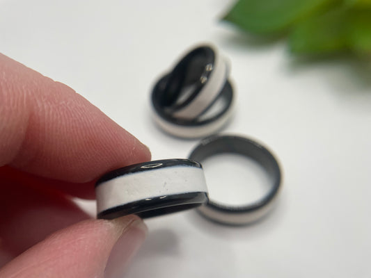 Bague noir en acier inoxydable avec incrustation blanche