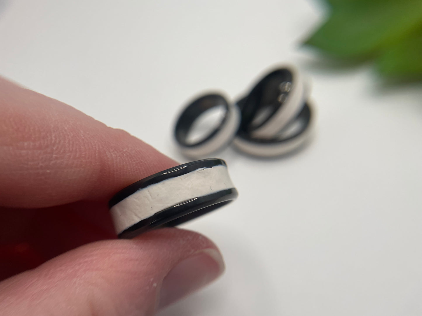 Bague noir en acier inoxydable avec incrustation blanche