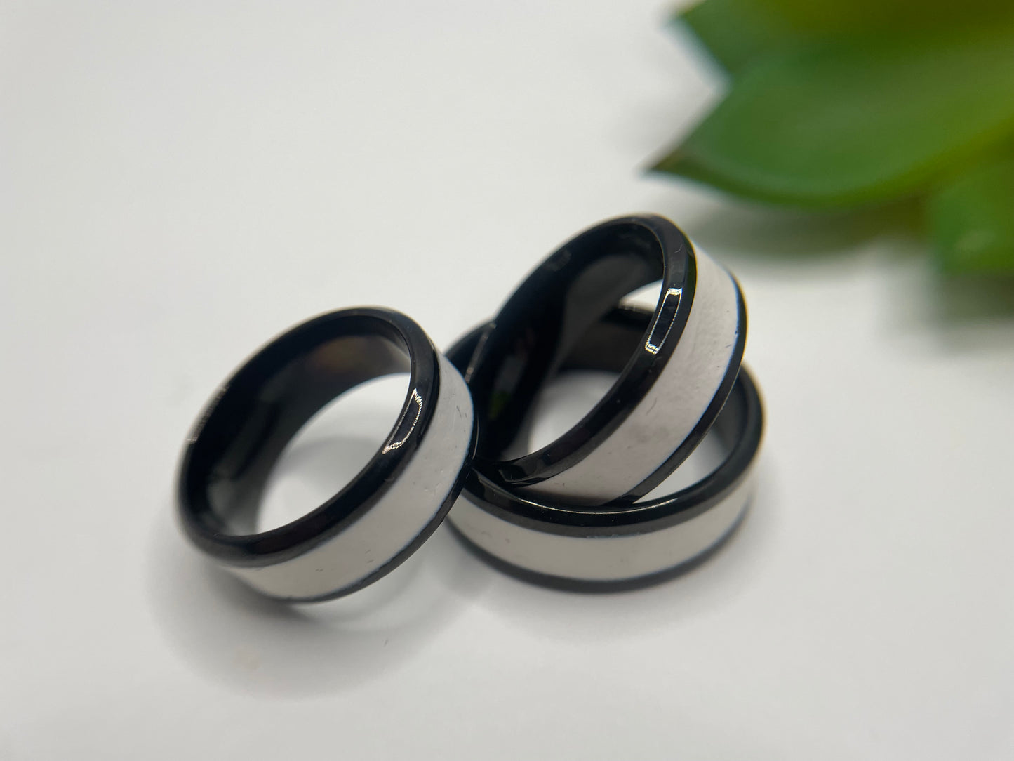 Bague noir en acier inoxydable avec incrustation blanche