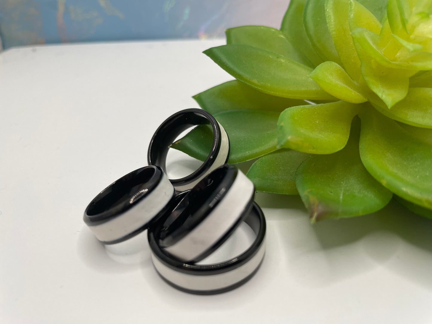 Bague noir en acier inoxydable avec incrustation blanche