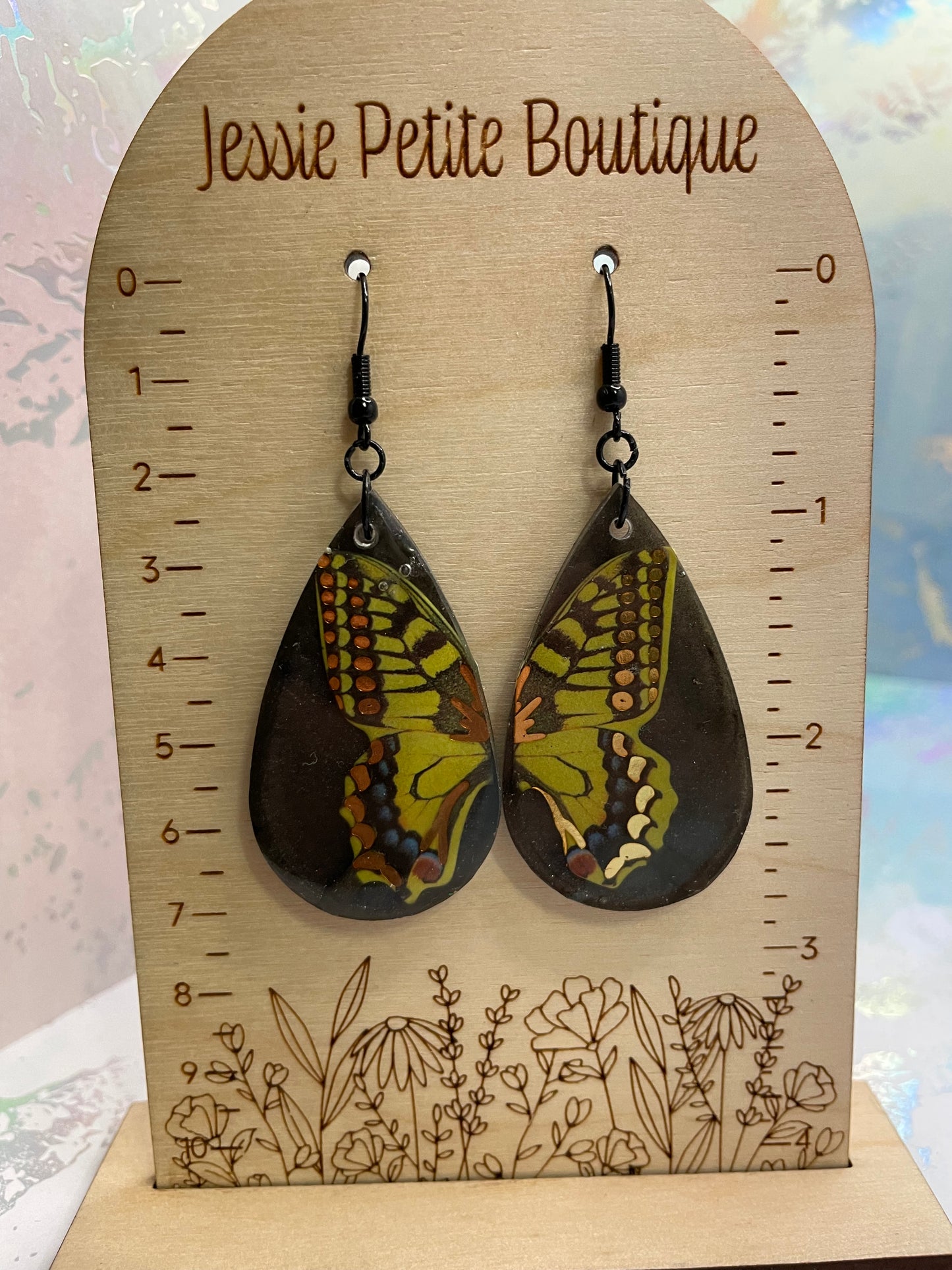 Boucles d'oreilles papillon jaune sur goutte noire
