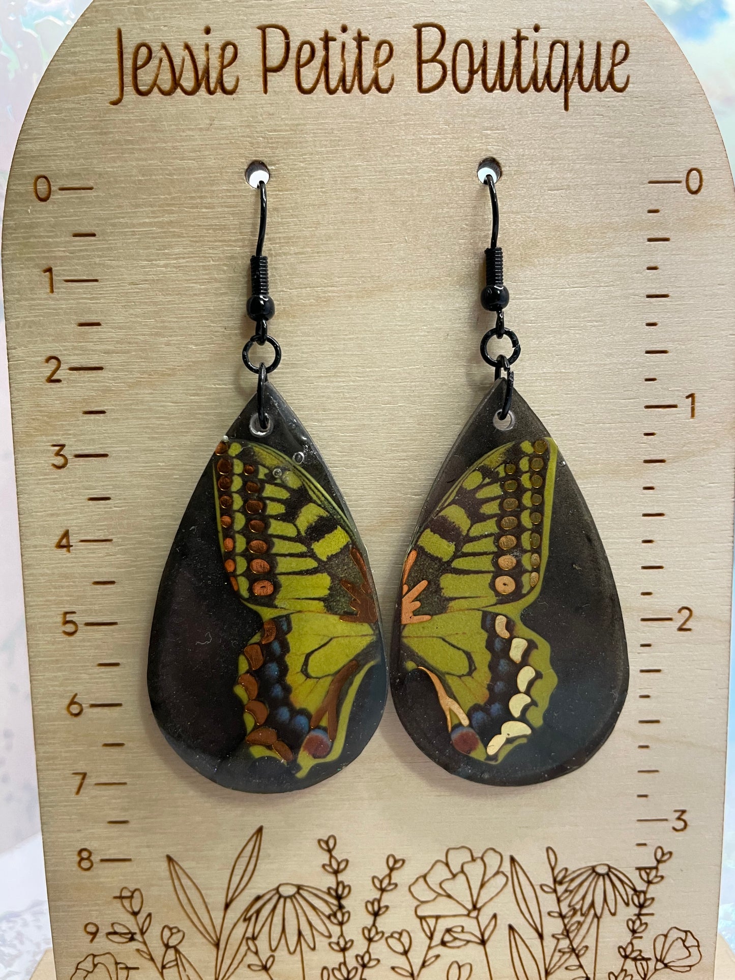 Boucles d'oreilles papillon jaune sur goutte noire