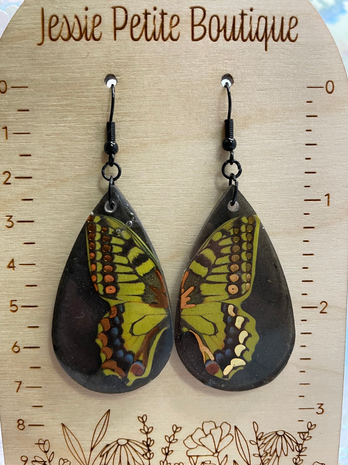 Boucles d'oreilles papillon jaune sur goutte noire