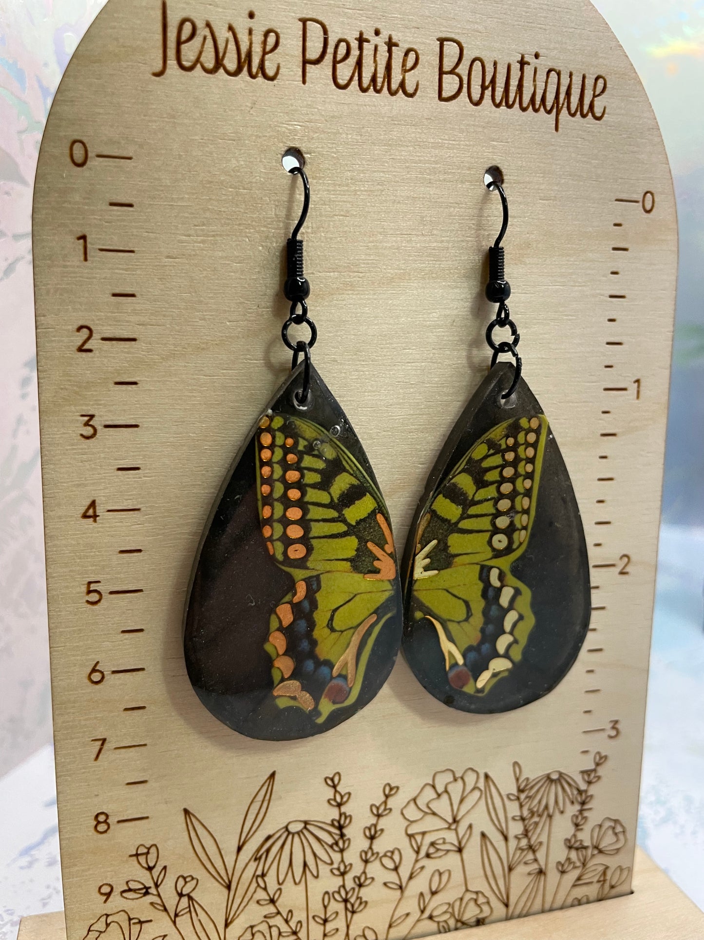 Boucles d'oreilles papillon jaune sur goutte noire