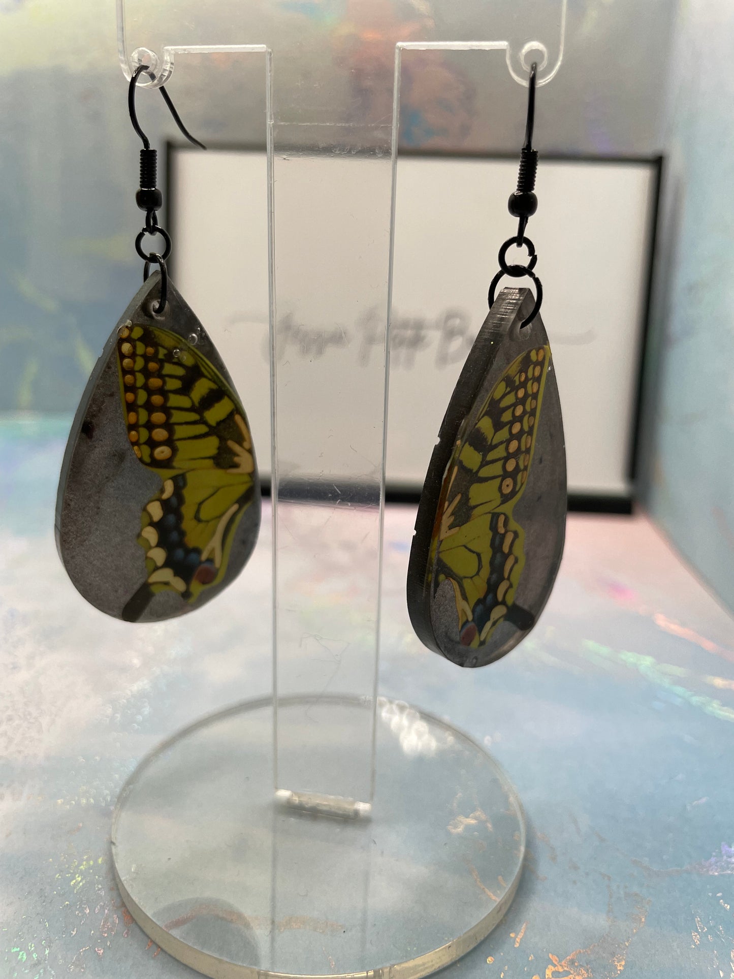 Boucles d'oreilles papillon jaune sur goutte noire