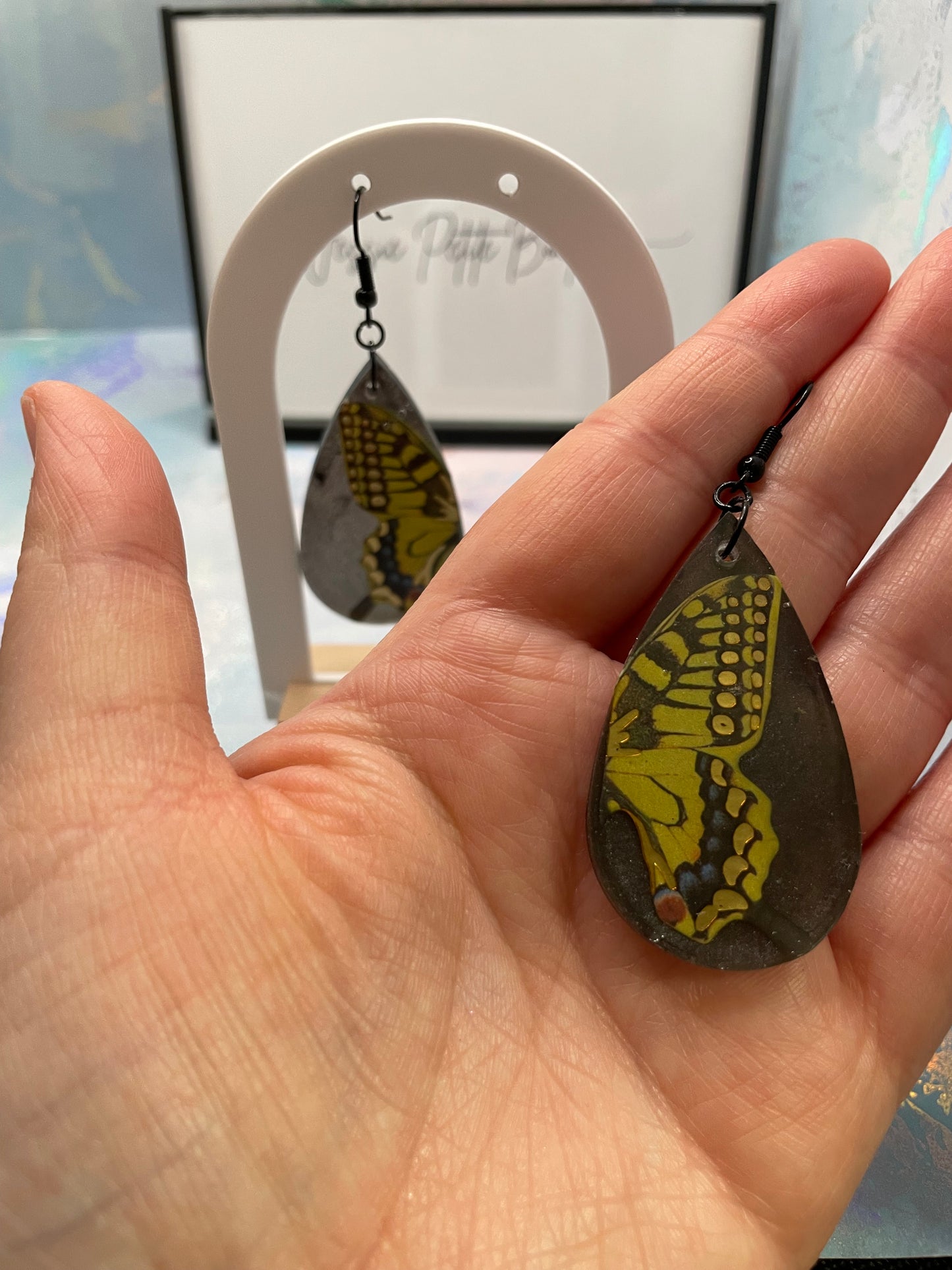 Boucles d'oreilles papillon jaune sur goutte noire