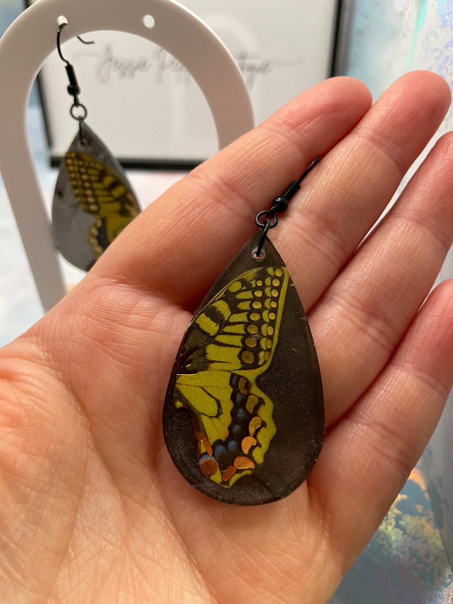 Boucles d'oreilles papillon jaune sur goutte noire