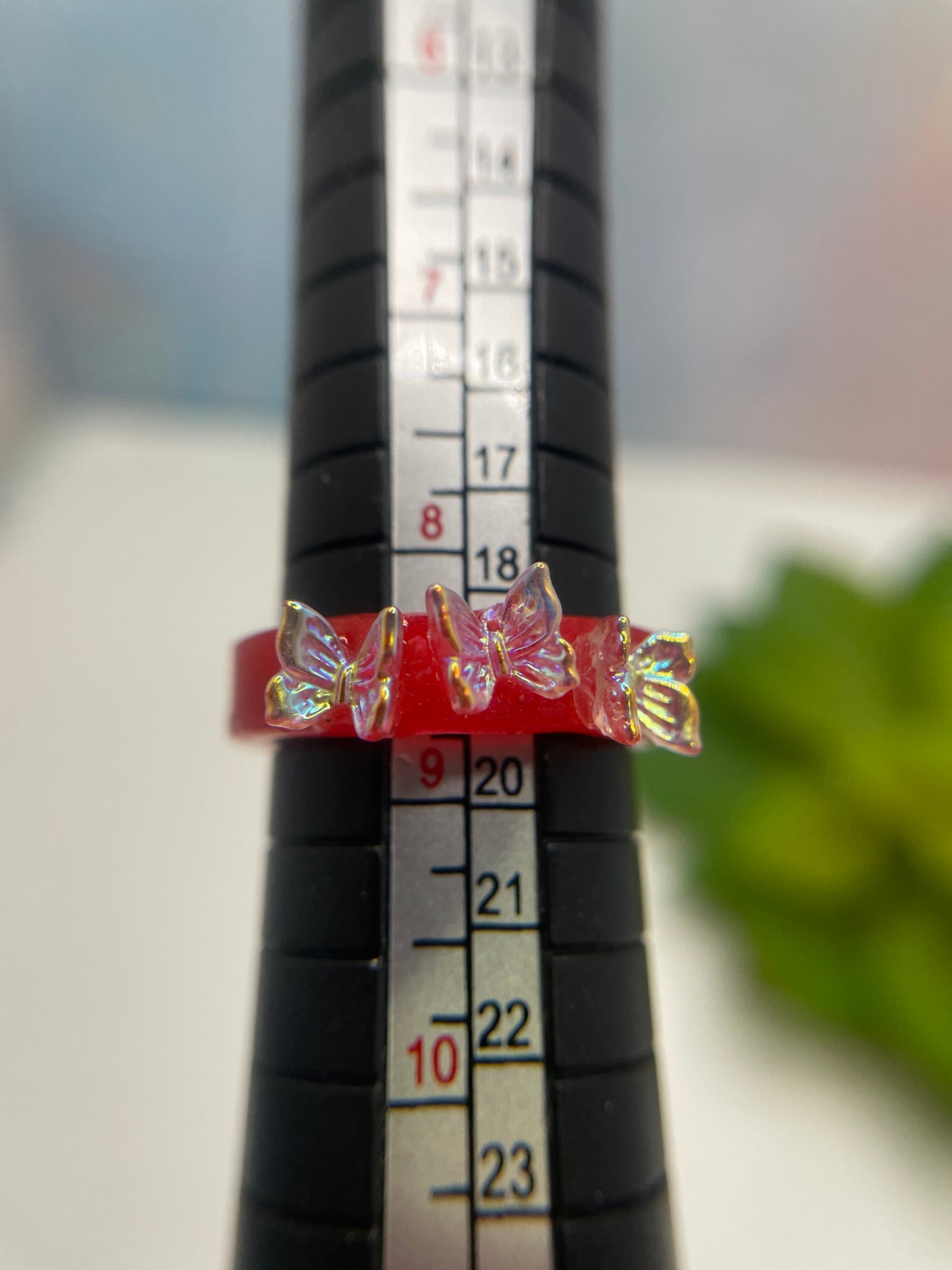 Bague en résine rouge avec papillons-Taille 8 ½US