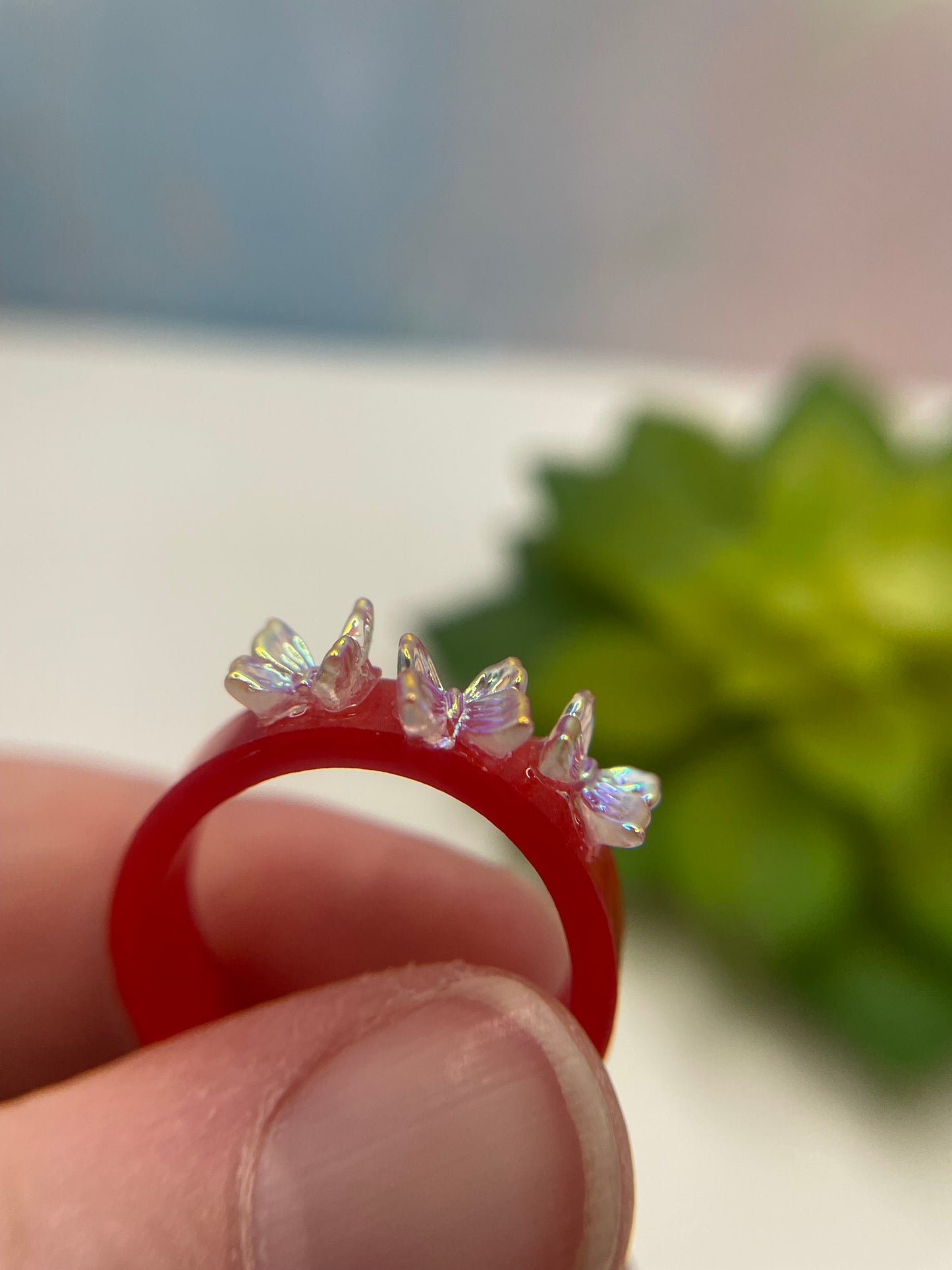 Bague en résine rouge avec papillons-Taille 8 ½US