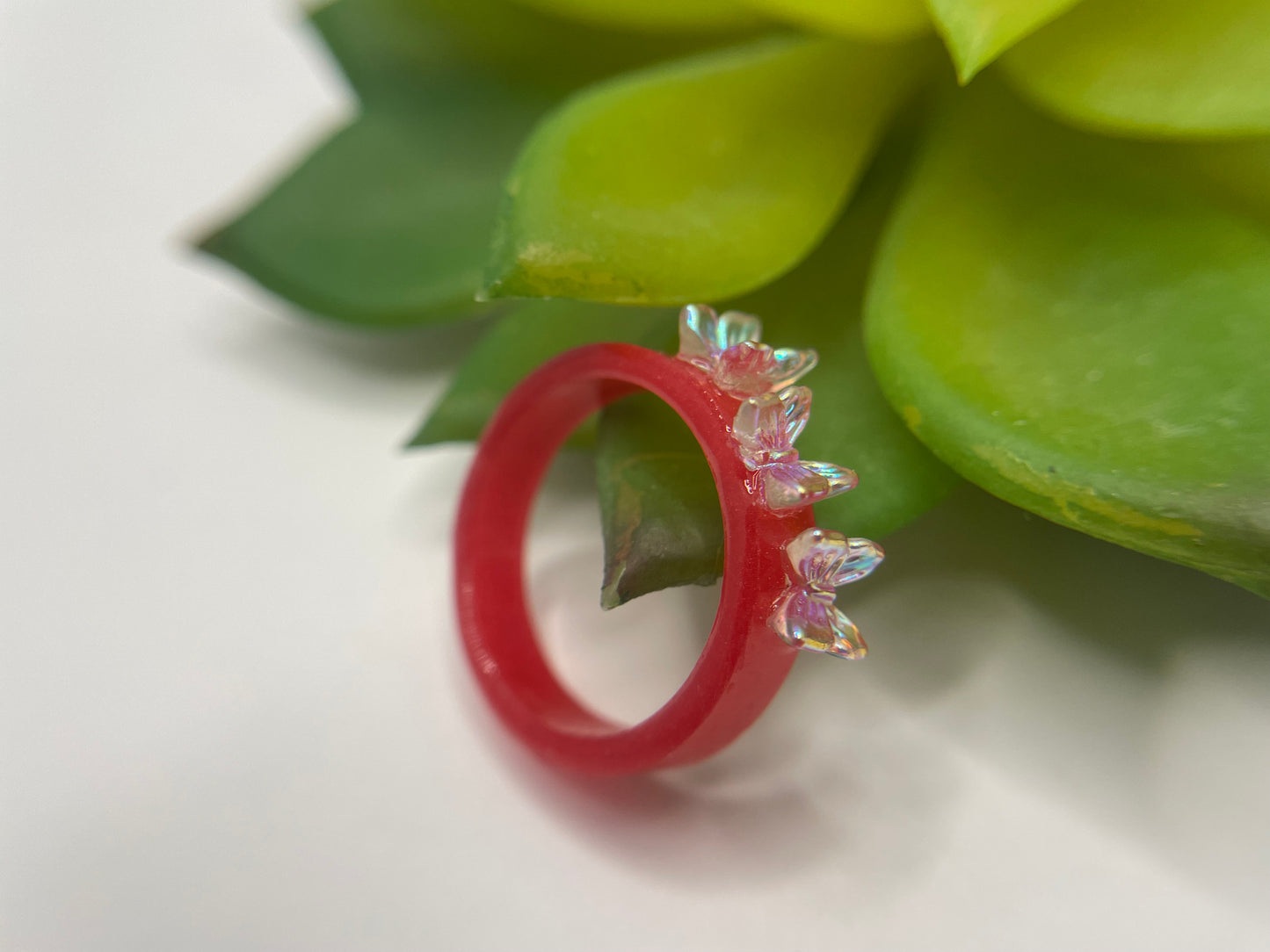 Bague en résine rouge avec papillons-Taille 8 ½US