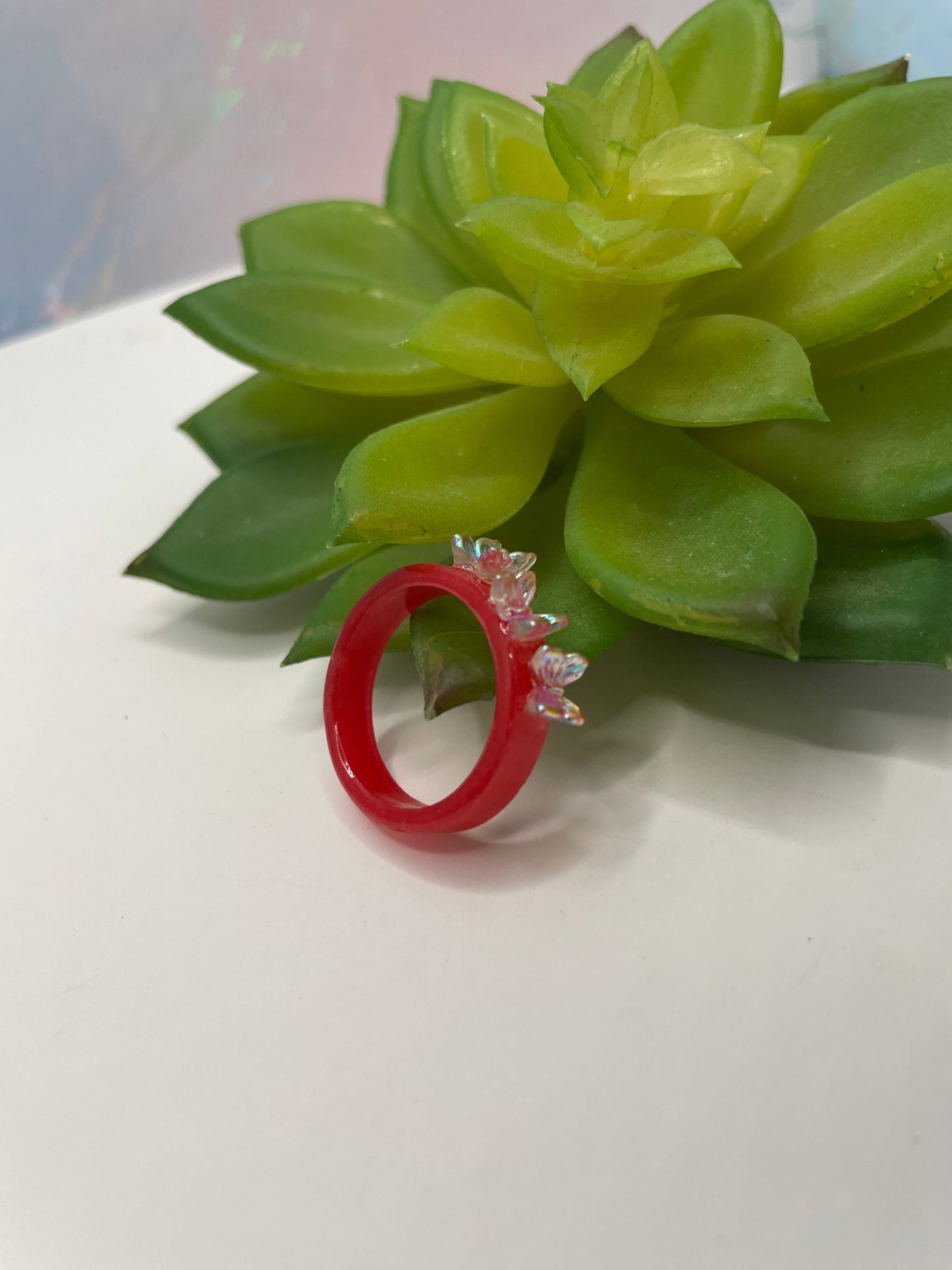 Bague en résine rouge avec papillons-Taille 8 ½US